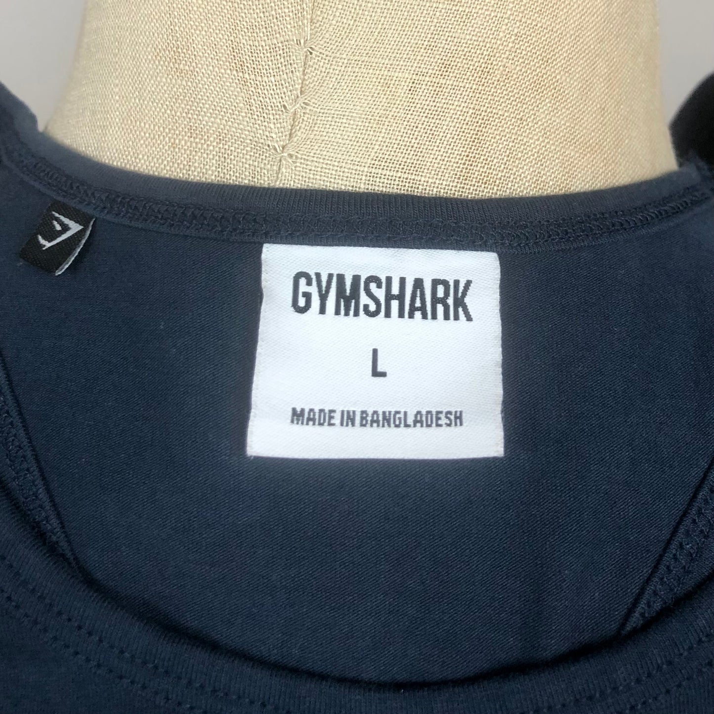 Camiseta de entrenamiento sin mangas Gymshark 🏋🏽 color negro y logo en gris Talla L