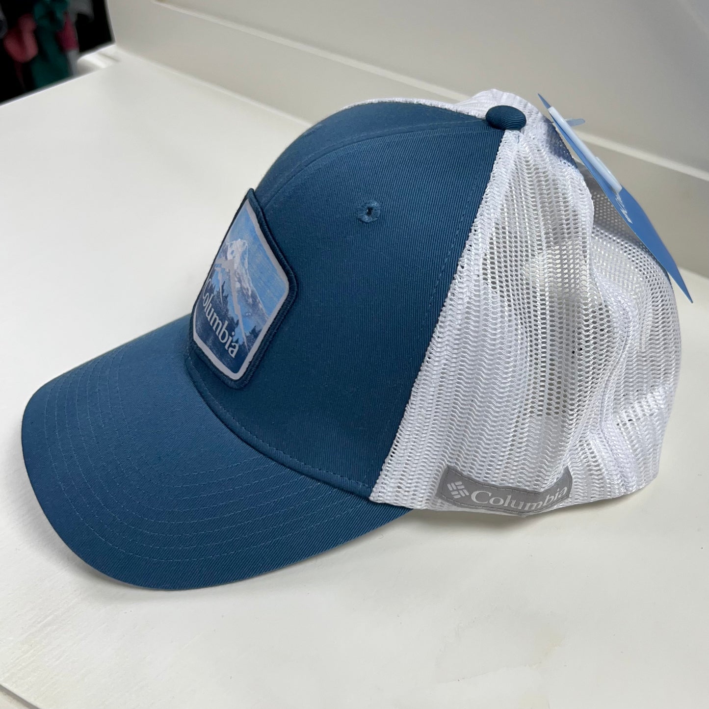 Gorra Columbia 🔷 color celeste y blanco con logotipo en color blanco