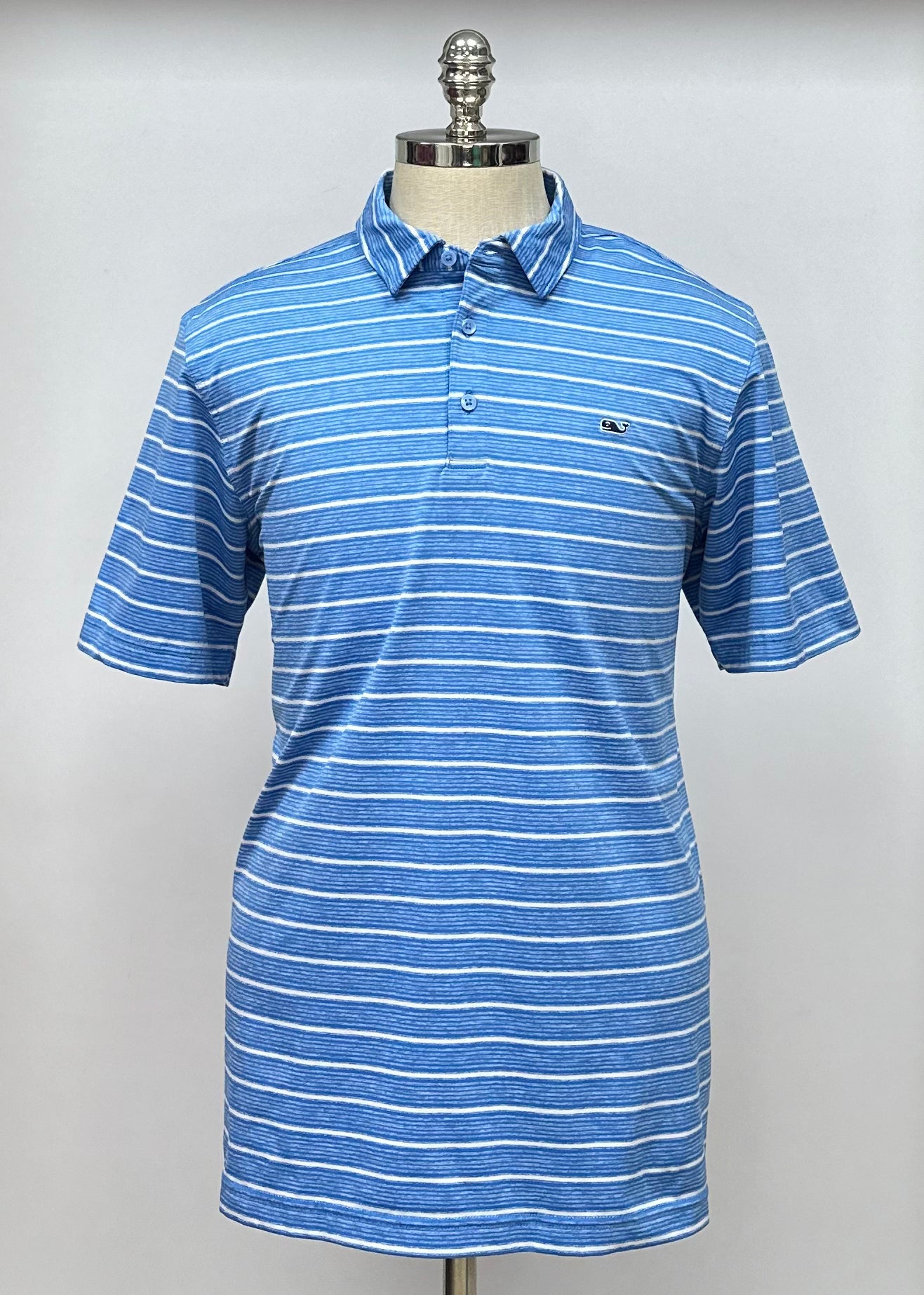 Camiseta Polo Vineyard Vines 🐳 Tela performance color azul con rayas en color blanco Talla L Entalle Regular