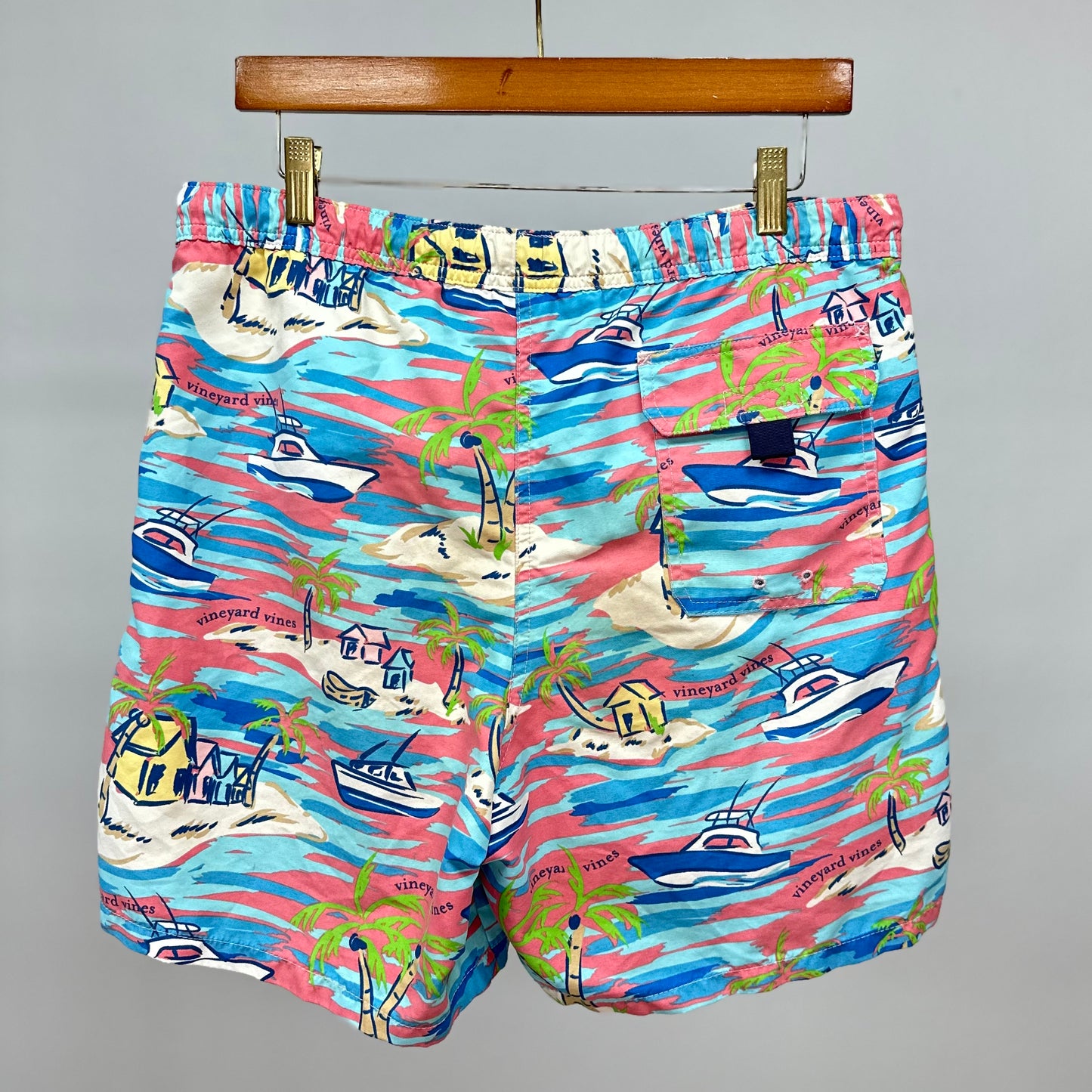 Shorts de baño Vineyard Vines 🐳 en color rosado y celeste con diseño de isla Talla S