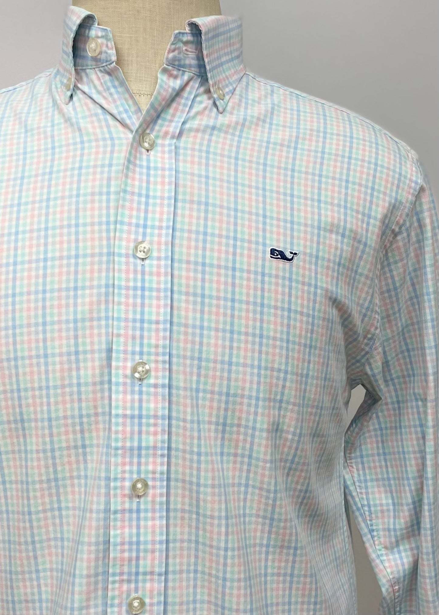 Camisa Vineyard Vines 🐳 color blanco de cuadros en color celeste y rosado Talla S Entalle Regular (ver descripción)