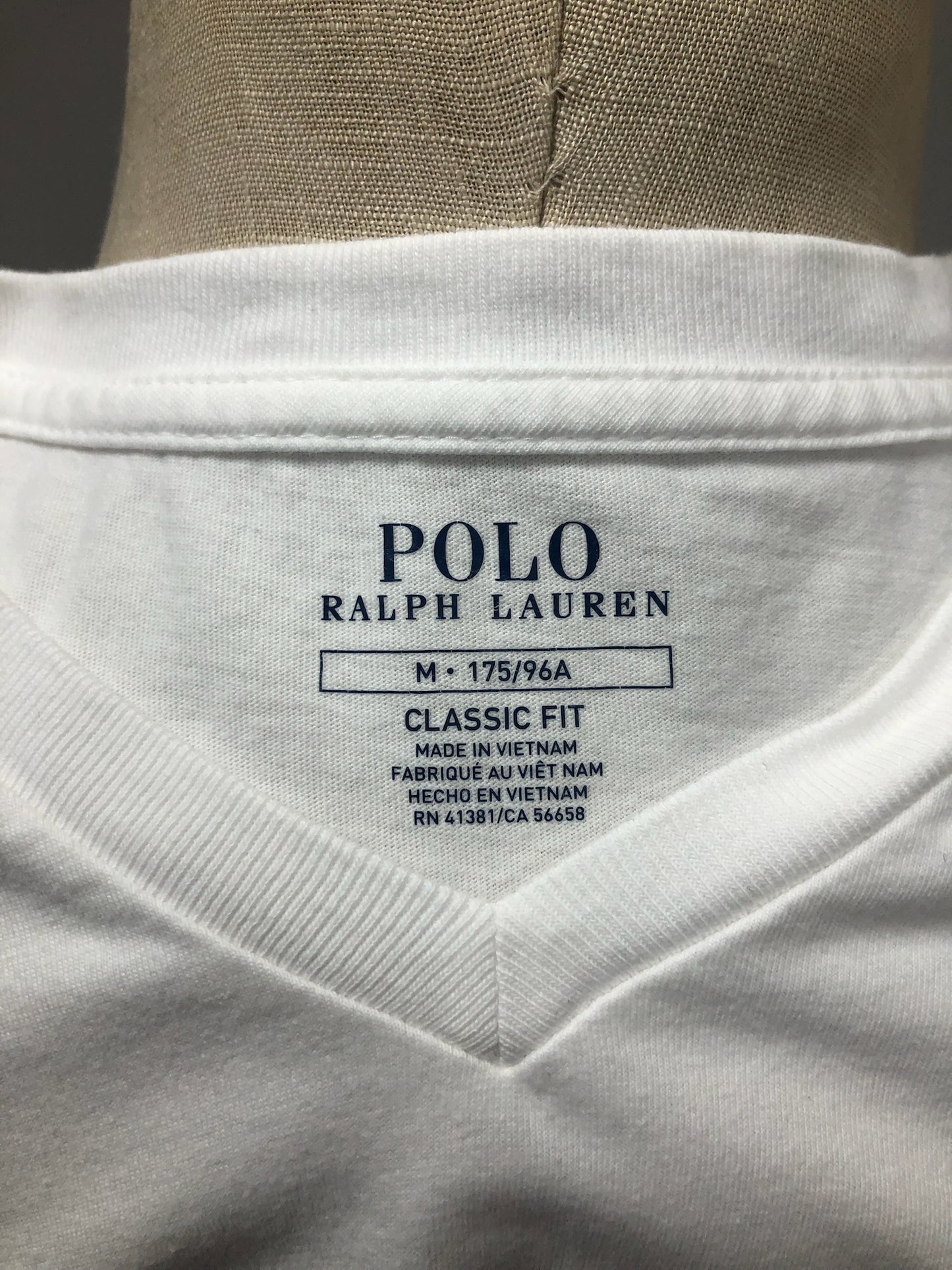 Camiseta cuello V Polo Ralph Lauren 🏇🏼 color blanco con logo en azul navy Talla Medium Entalle Clásico