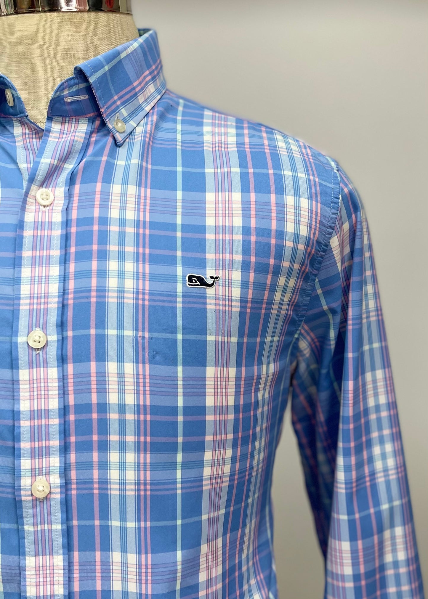 Camisa de botones Vineyard Vines 🐳 Performance con patrón de rayas en color azul, rosaso y blanco Talla M Entalle Regular (ver descripción)