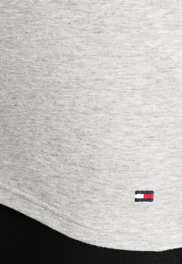 Paquete de 3 Camiseta Interior Tommy Hilfiger 🇺🇸  Cuello V Tela algodón color gris, azul navy y blanco Talla M