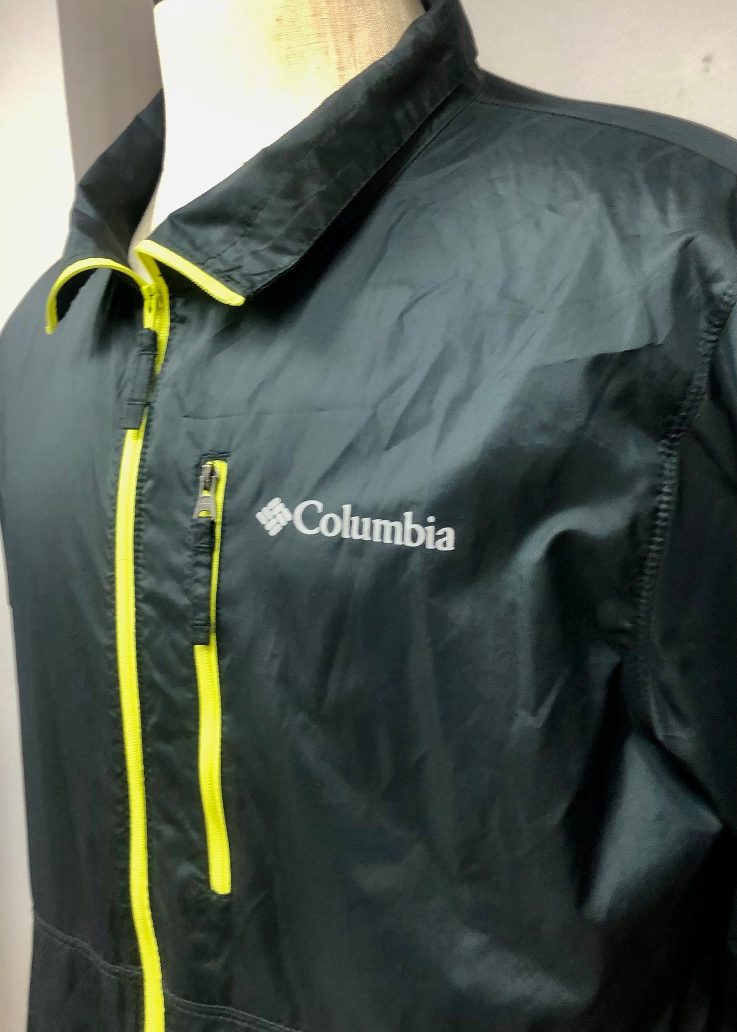 Jacket Columbia 🔷 color negro con zíper completo color amarillo y logo en color gris Talla M