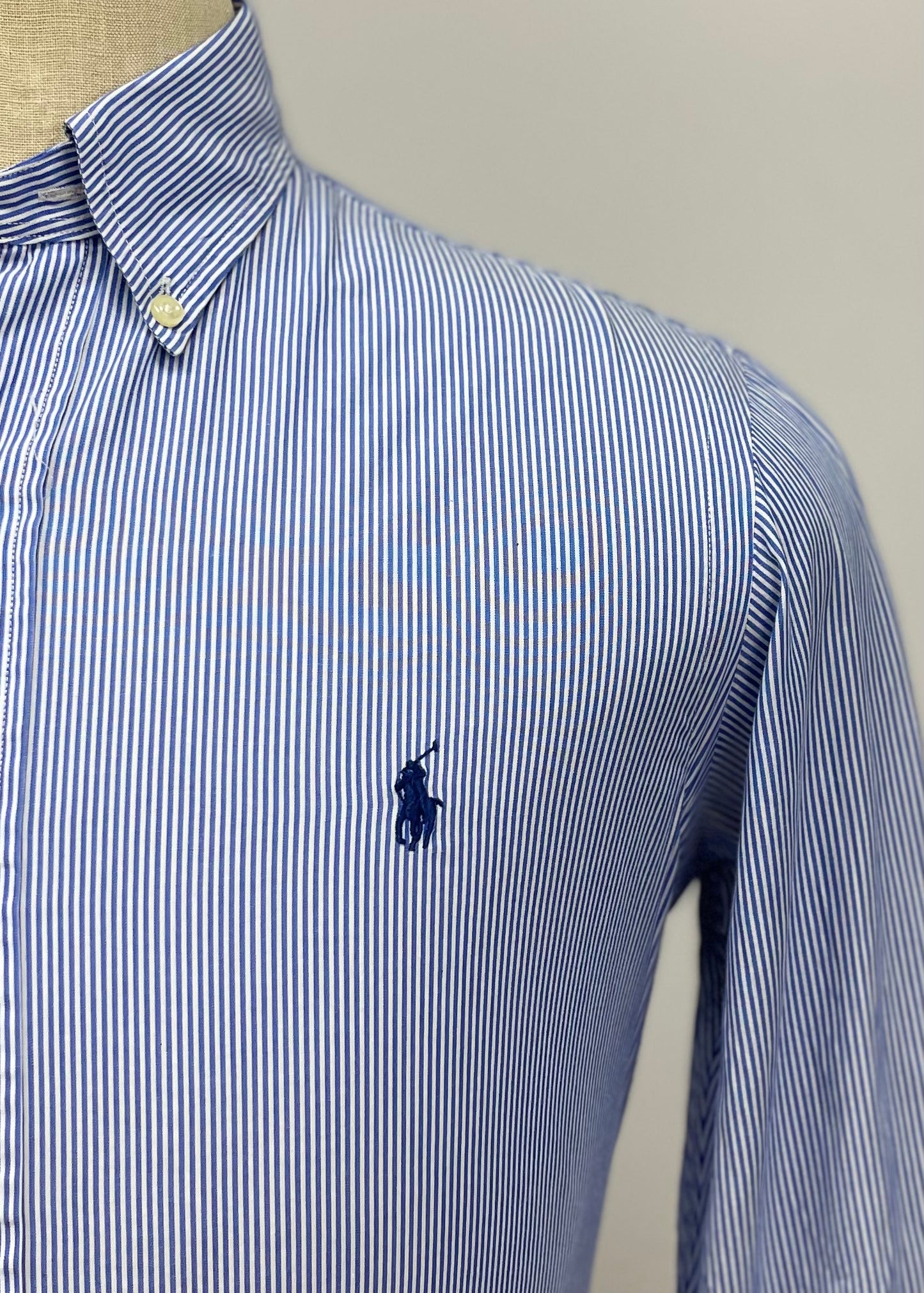 Camisa Polo Ralph Lauren 🏇🏼 con patron de finas rayas azul y blanco Talla S Entalle Regular (ver descripción)