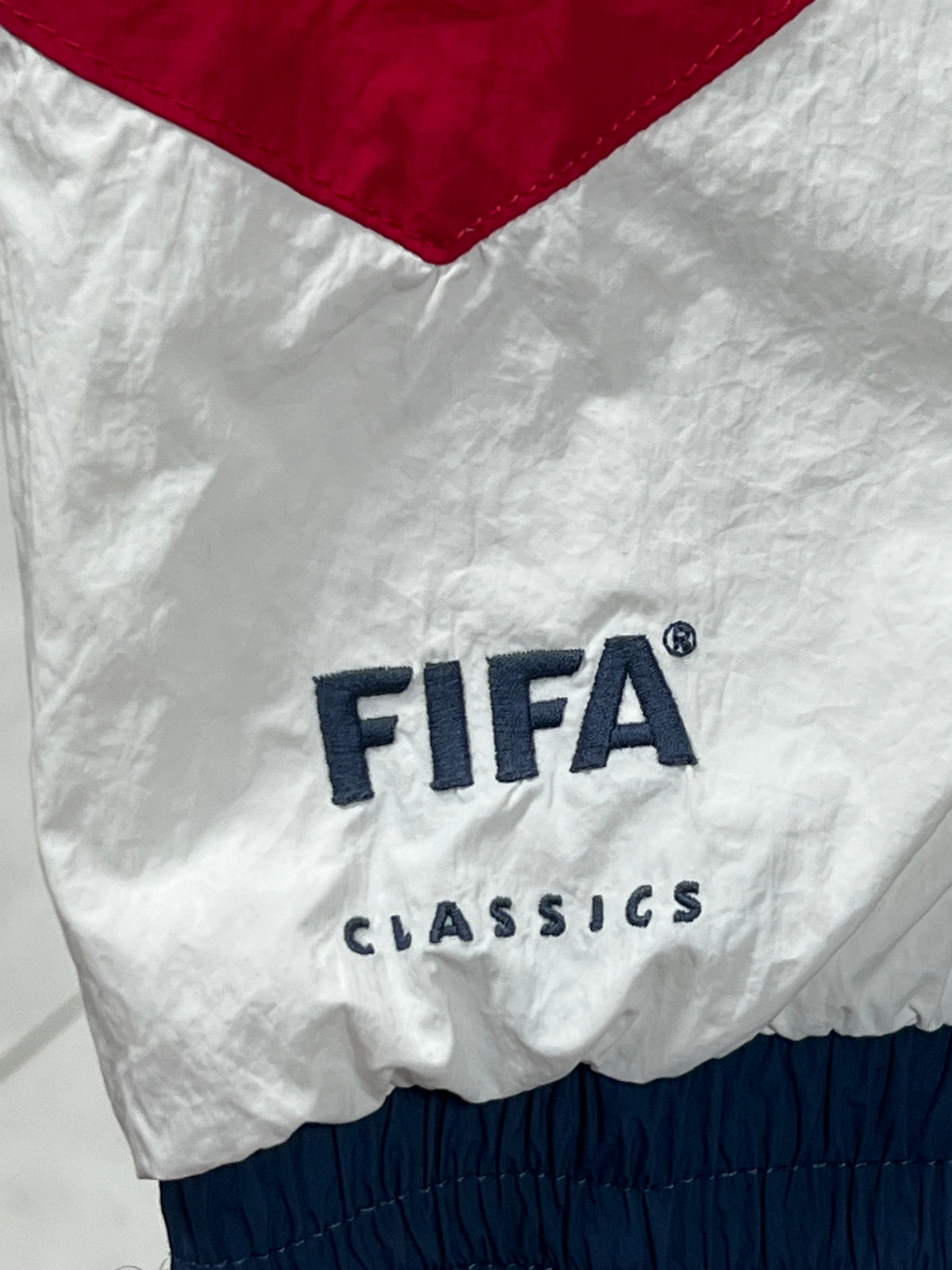 Jacket con capucha Fifa Word Cup 94 ⚽️ Estilo Retro color azul, rojo y blanco con zíper completo Talla XS