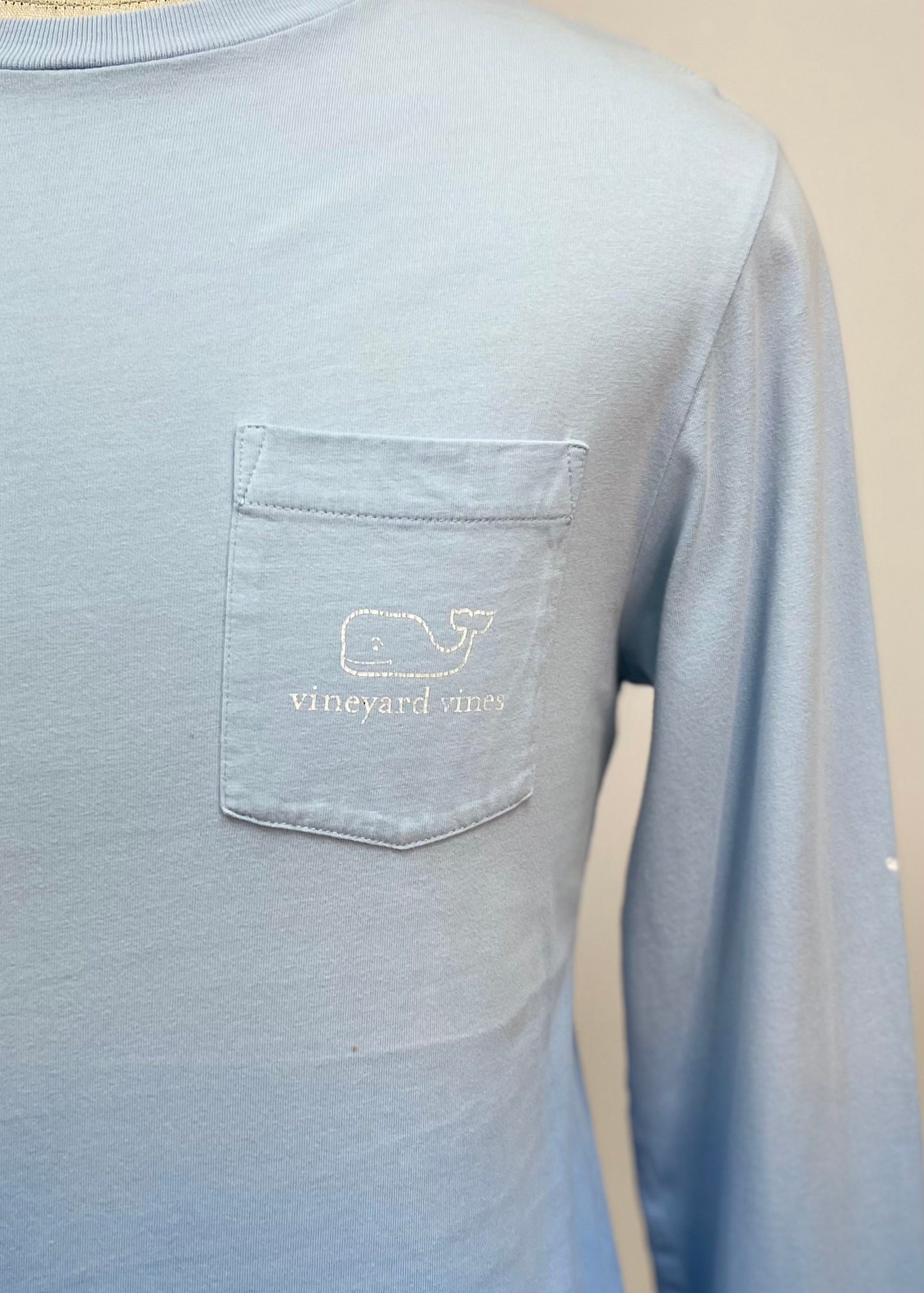 Camiseta de bolsillo Vineyard Vines 🐳 color azul de dos tonos con Diseño de ballena en blanco Talla Small