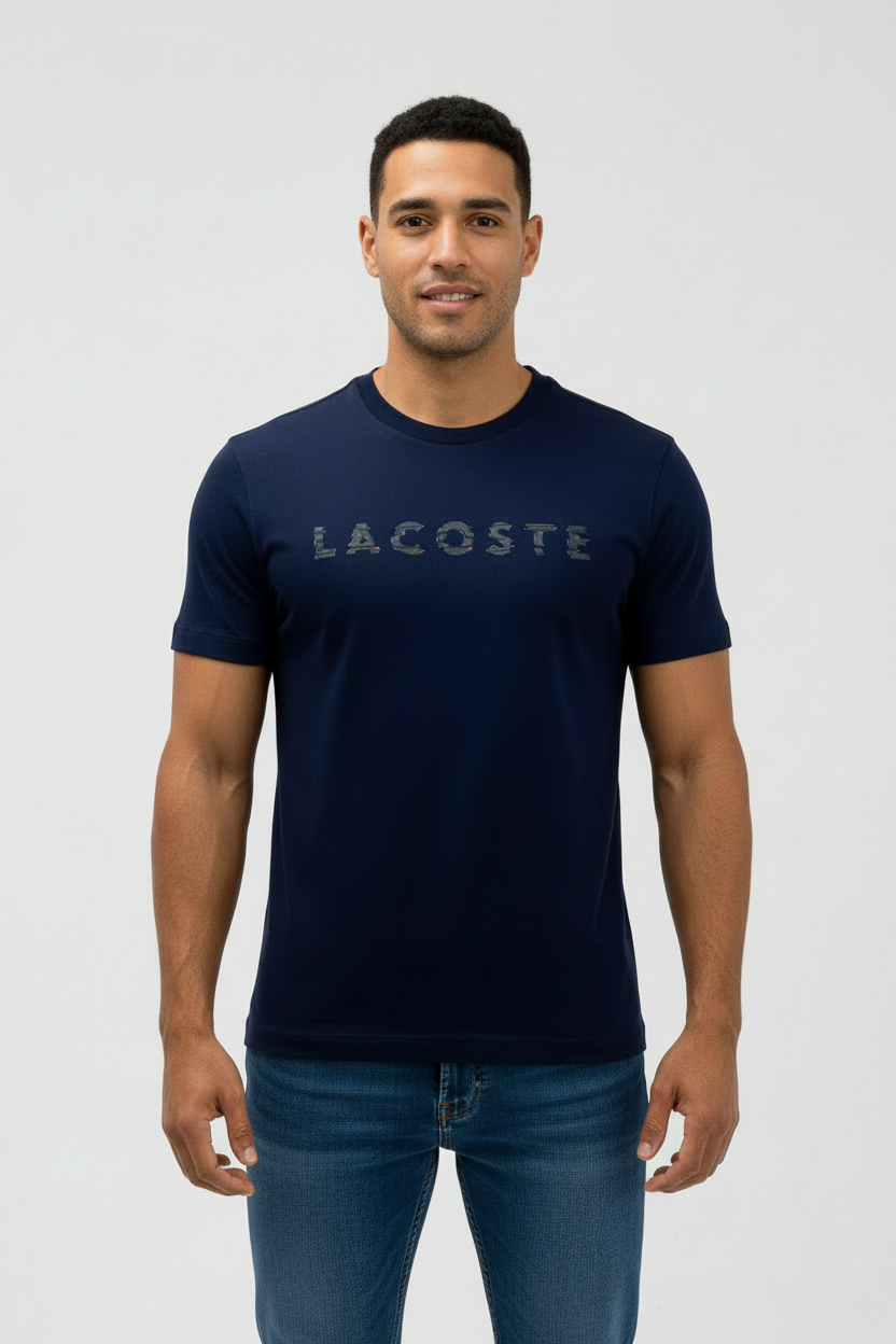 Camiseta cuello redondo Lacoste 🐊 color azul navy y logo en letras en negro Talla S Entalle Regular