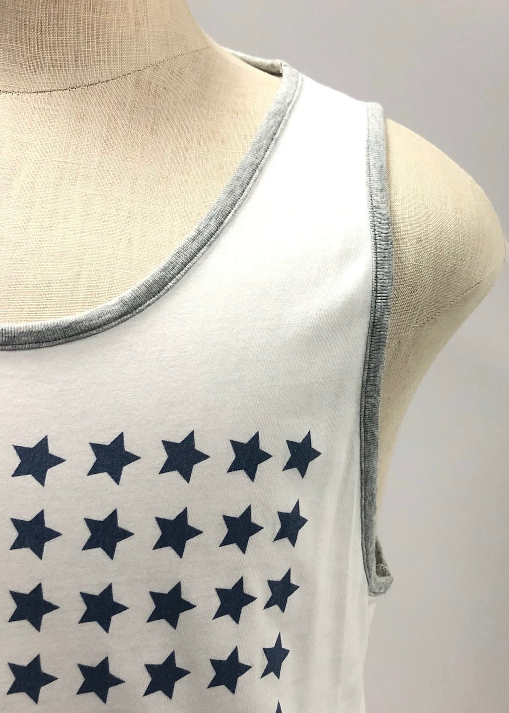 Camiseta sin mangas Aeropostale diseño de bandera en blanco y azul Talla M