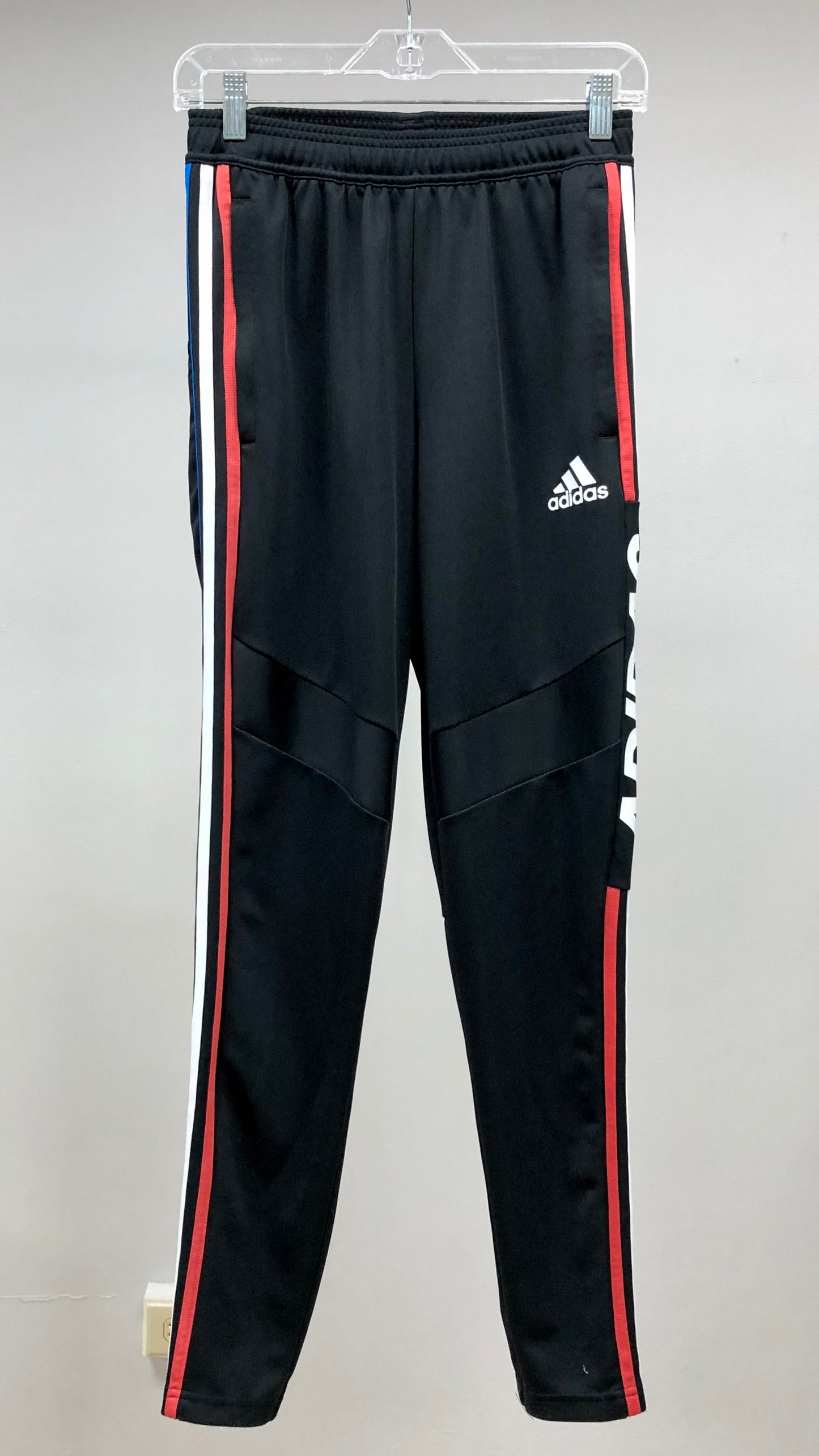 Pantalon Jogger marca Adidas 🏃🏻‍♂️ en color negro con lineas en rojo, azul y blanco Talla S