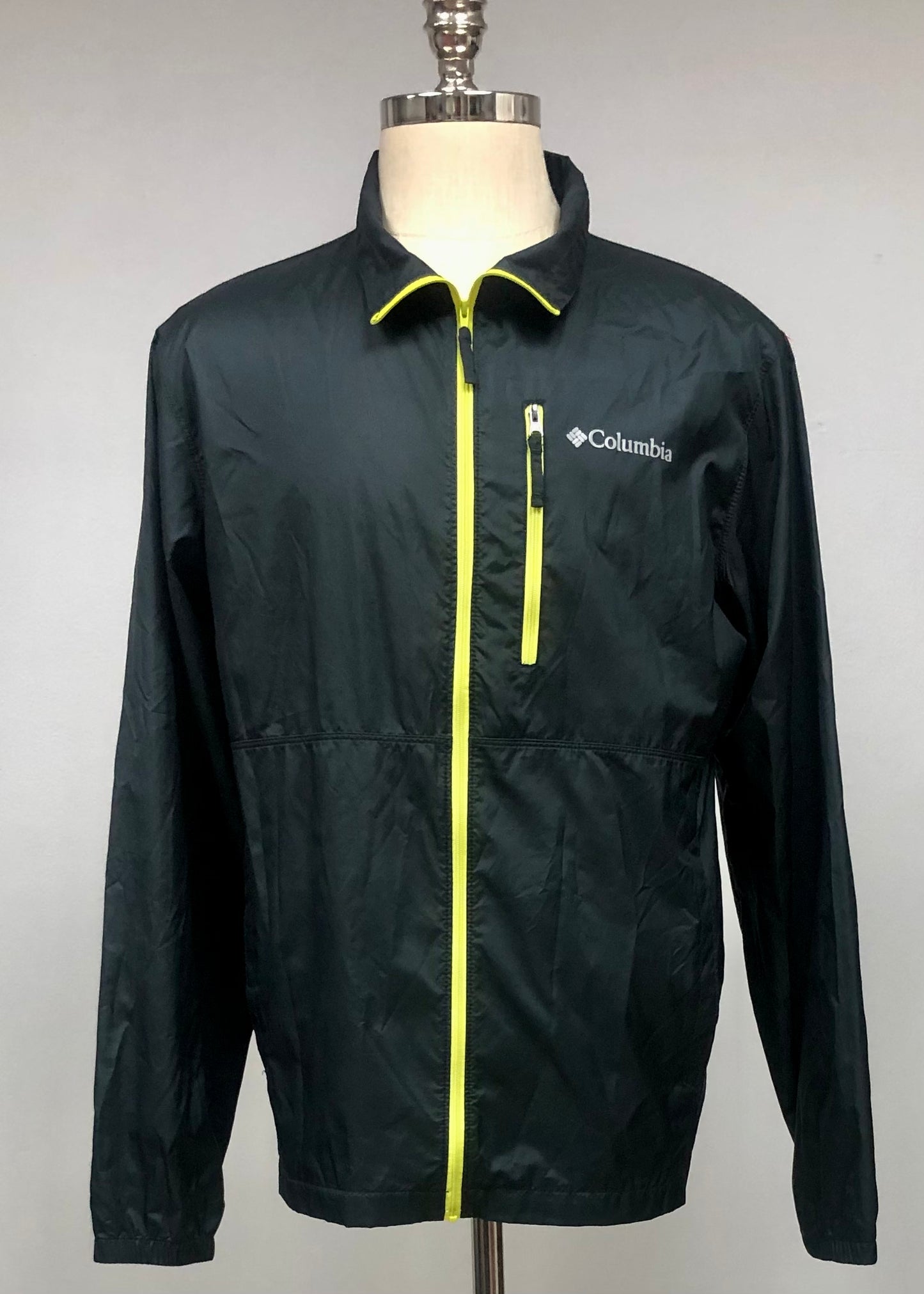Jacket Columbia 🔷 color negro con zíper completo color amarillo y logo en color gris Talla M