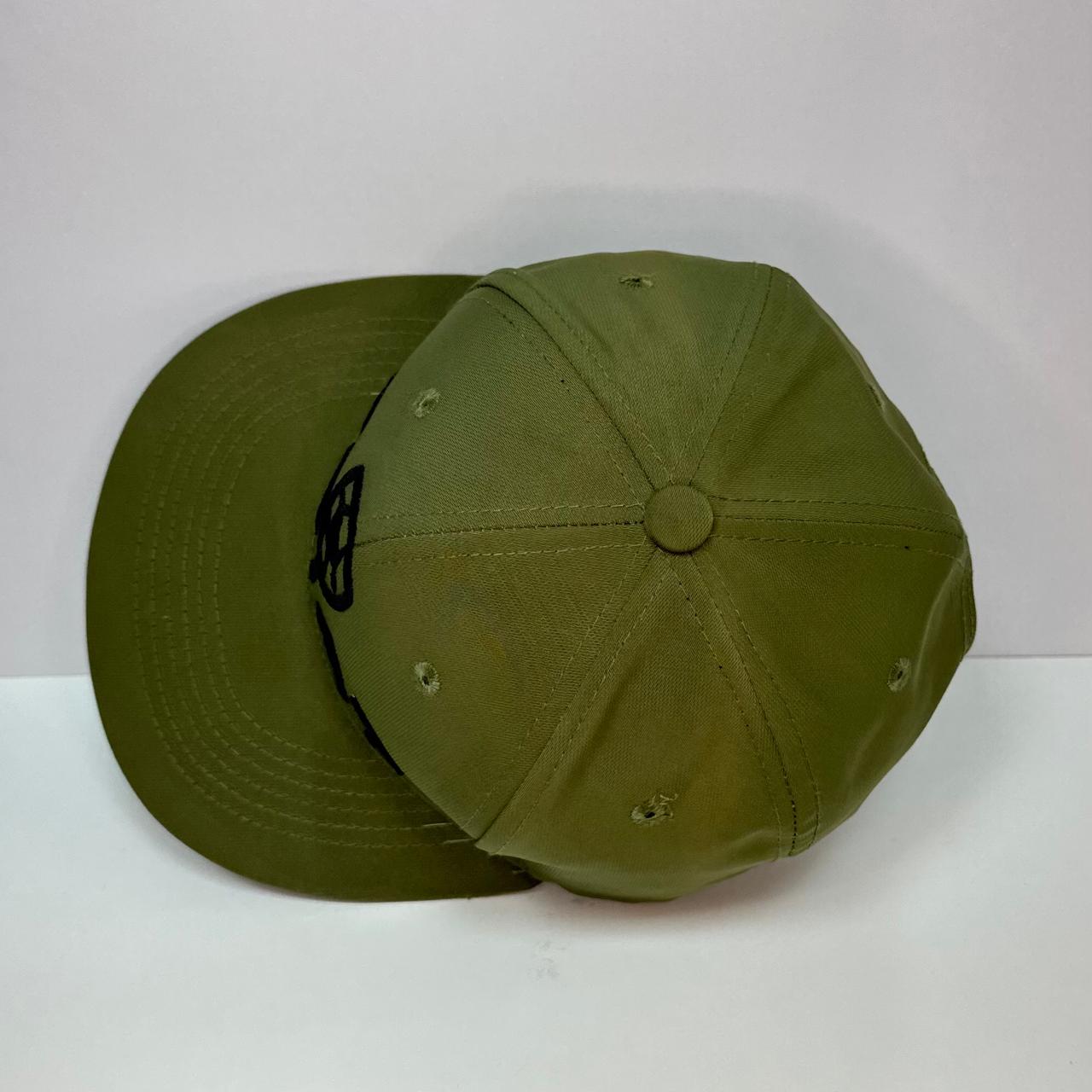 Gorra plana Ariat 🐂 color verde militar y logo bordado en color negro (ver descripción)