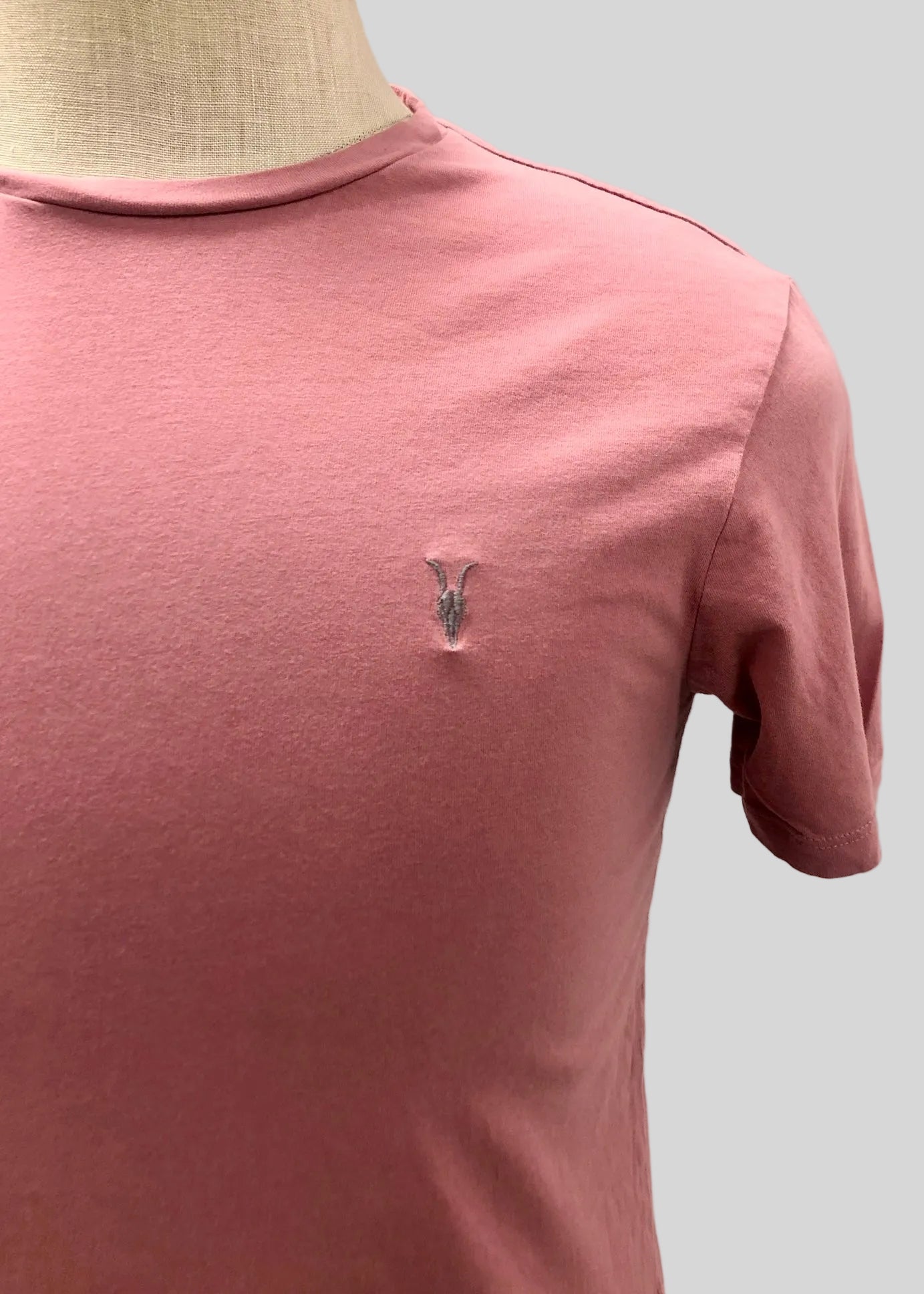 Camiseta cuello redondo AllSaints 🦌 color blanco y rayas en color rosado oscuro Talla S Entalle Regular