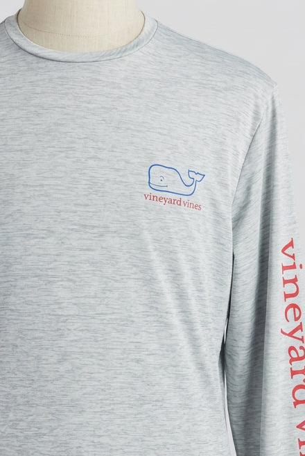 Camiseta cuello redondo Vineyard Vines 🐳 Performance color gris claro con Diseño de ballena Talla L