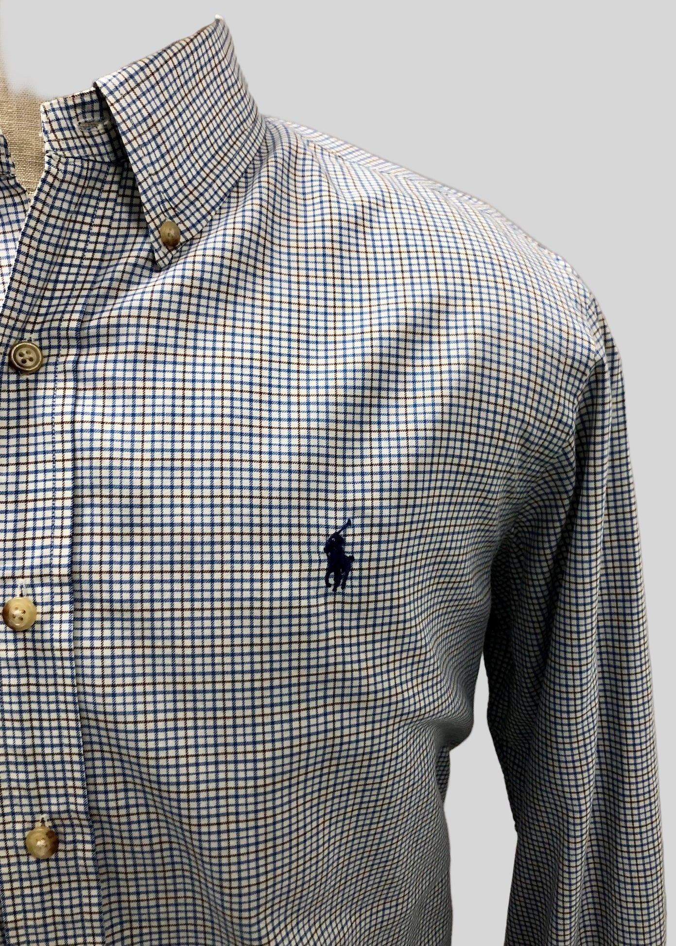 Camisa Polo Ralph Lauren 🏇🏼 Color blanco de cuadros en color azul y negro Talla L Entalle Regular