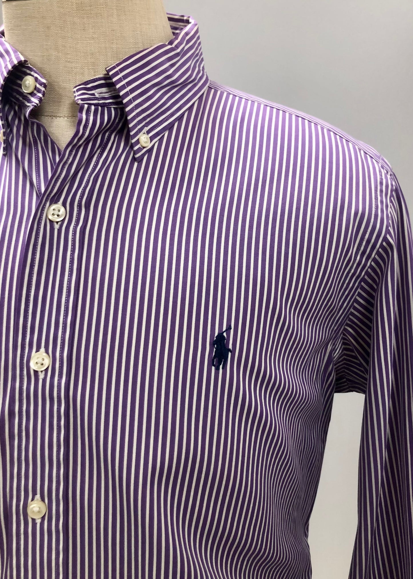 Camisa Polo Ralph Lauren 🏇🏼 con patron de rayas en color morado y blanco Talla M Entalle Clásico