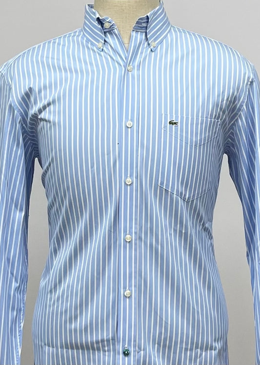 Camisa de botones Lacoste 🐊 color celeste con patron de rayas en blanco Talla L Entalle Regular