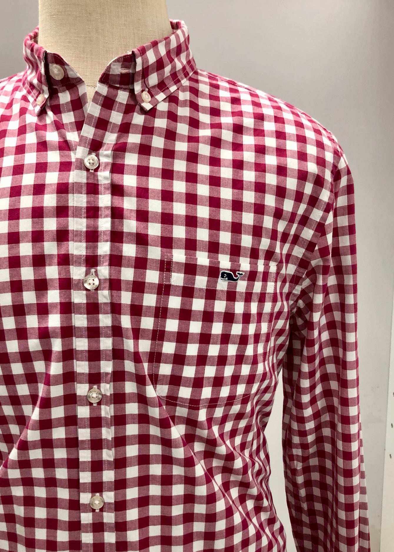Camisa de botones Vineyard Vines 🐳 con patron de cuadros gingham en color rojo oscuro y blanco Talla L Entalle Slim Fit