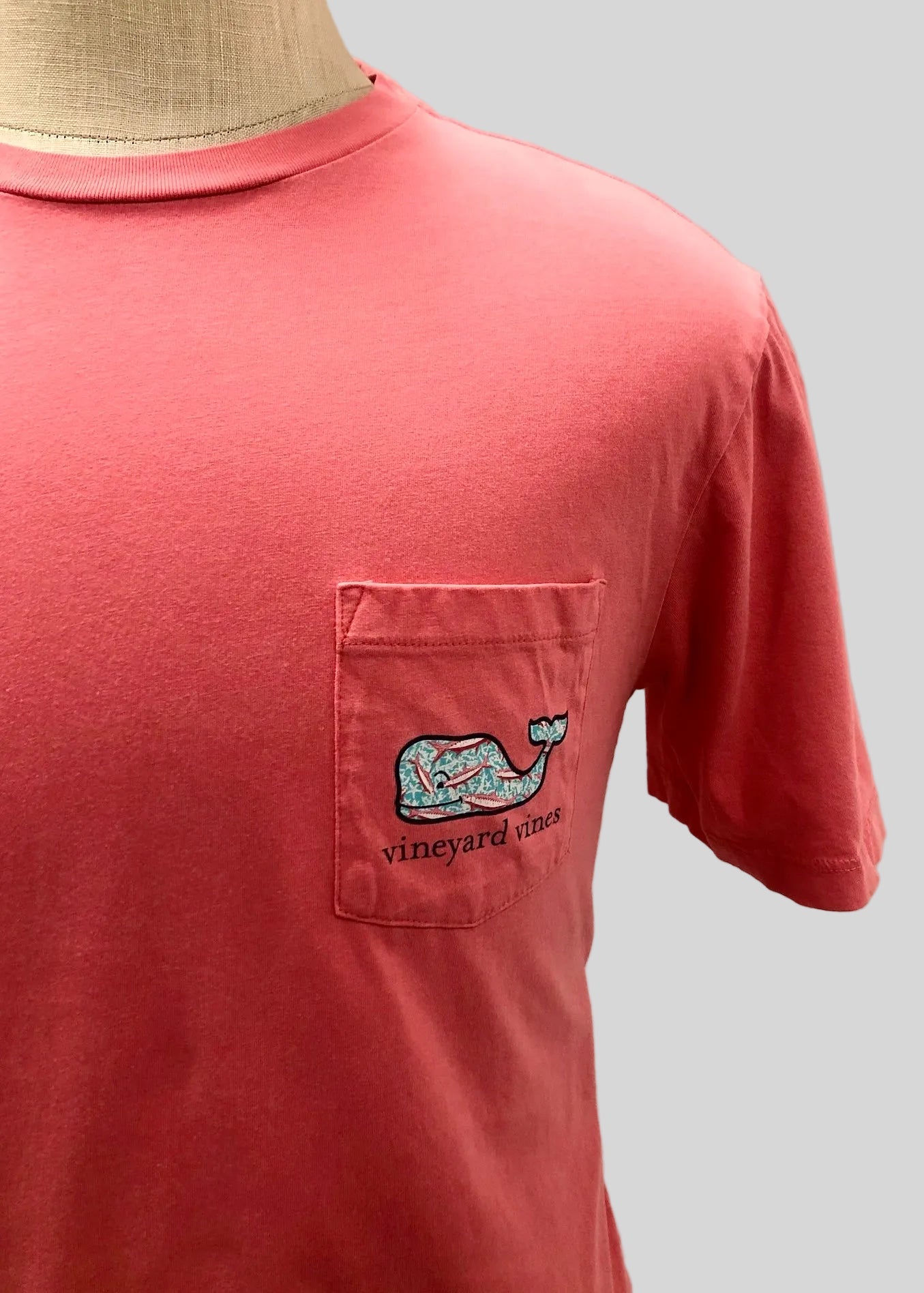 Camiseta cuello redondo Vineyard Vines 🐳 color rosado magenta con logo de ballena con peces Talla S