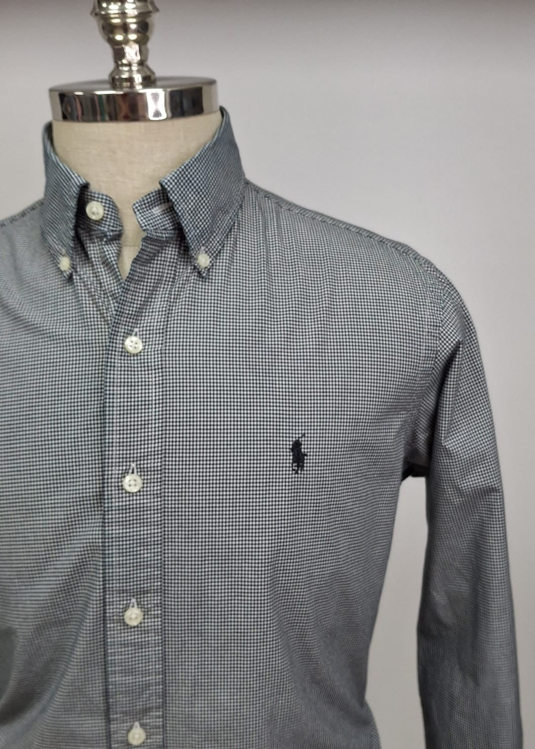 Camisa Polo Ralph Lauren 🏇🏼 con patron de cuadros finos en negro y blanco Talla M Entalle Regular