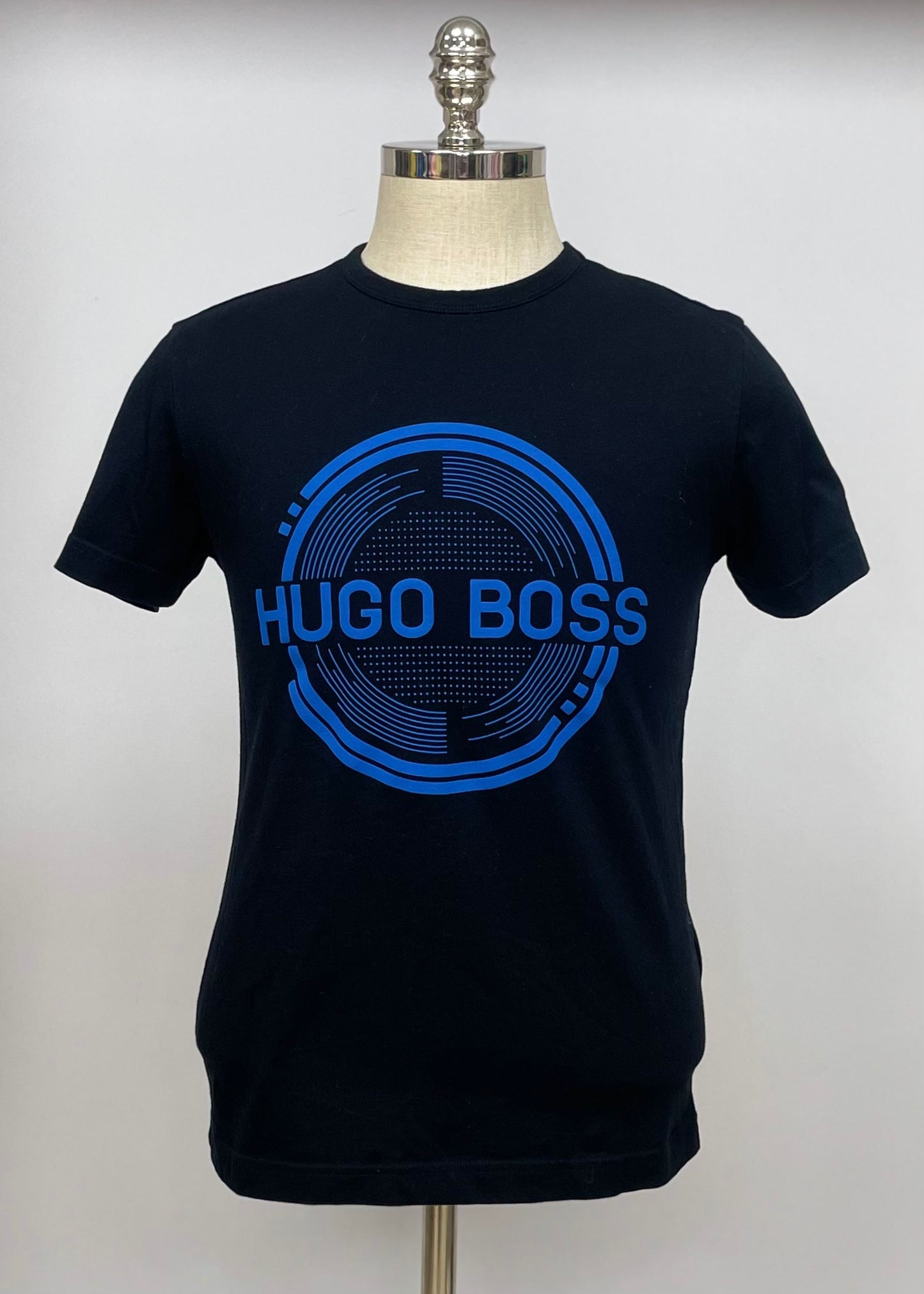 Camiseta cuello Redondo Hugo Boss 🇩🇪 color negro y logo en azul manga corta Talla S Entalle Regular