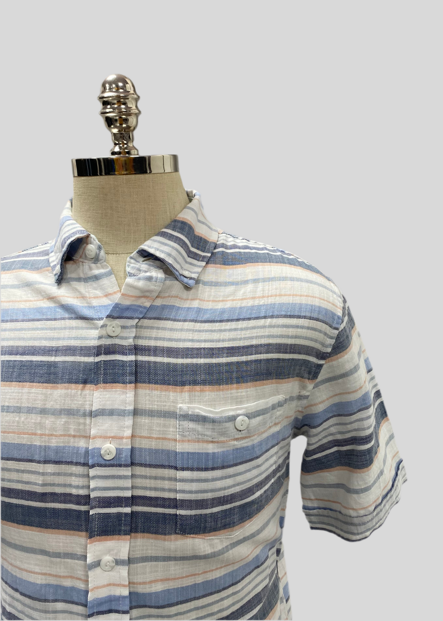 Camisa de botones Weatherproof color blango con patron de rayas color gris y celeste Talla M Entalle Regular