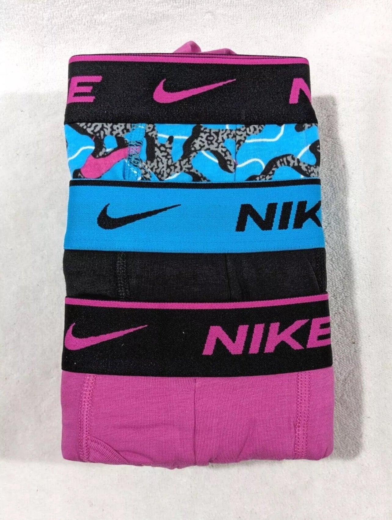 Paquete de 3 Calzoncillos tipo Boxer Nike Dri-Fit Essential Cotton Stretch - Tela dry-fit en color negro, turquesa y rosado Talla XL