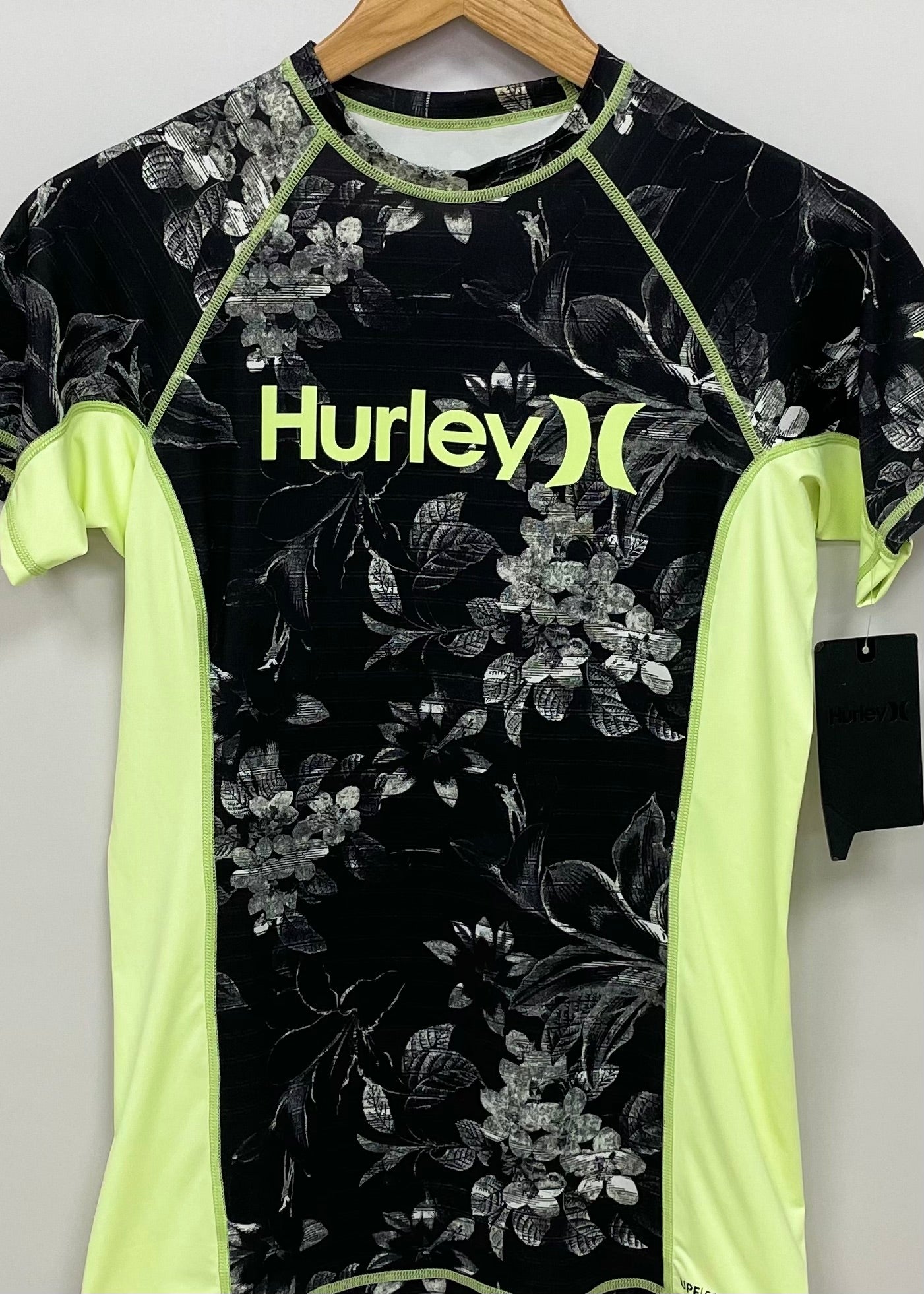 Camiseta de baño Hurley 🏄🏽‍♂️  color negro y verde claro con diseño floral Talla XL de mujer