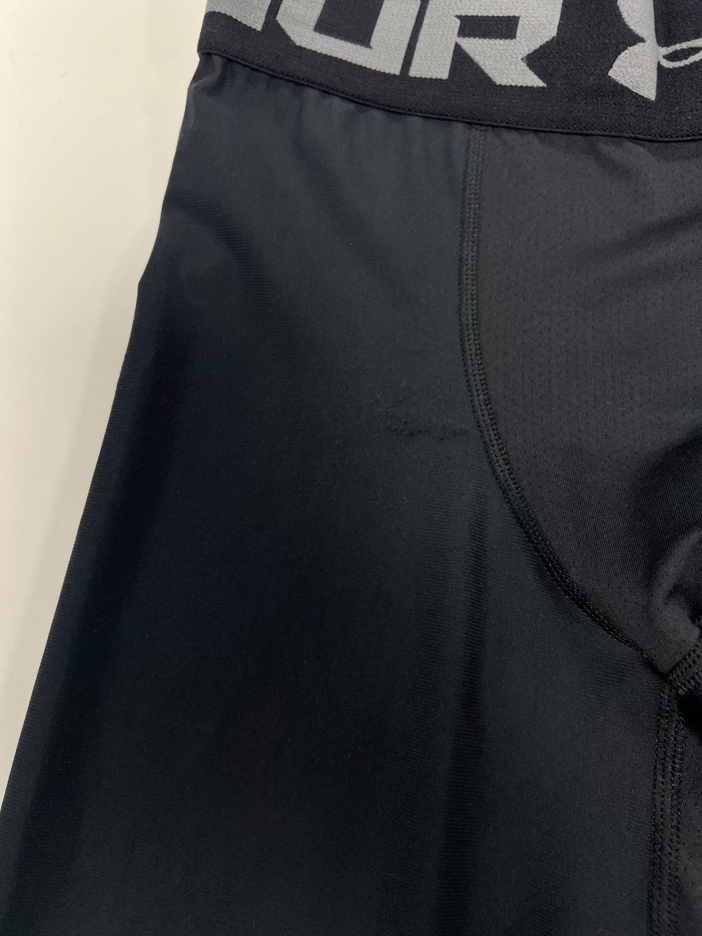 Mallas de entrenamiento Under Armour 🏋🏽 Pro Dri-FIT 3/4 para hombre en Color Negro y cintura gris Talla M