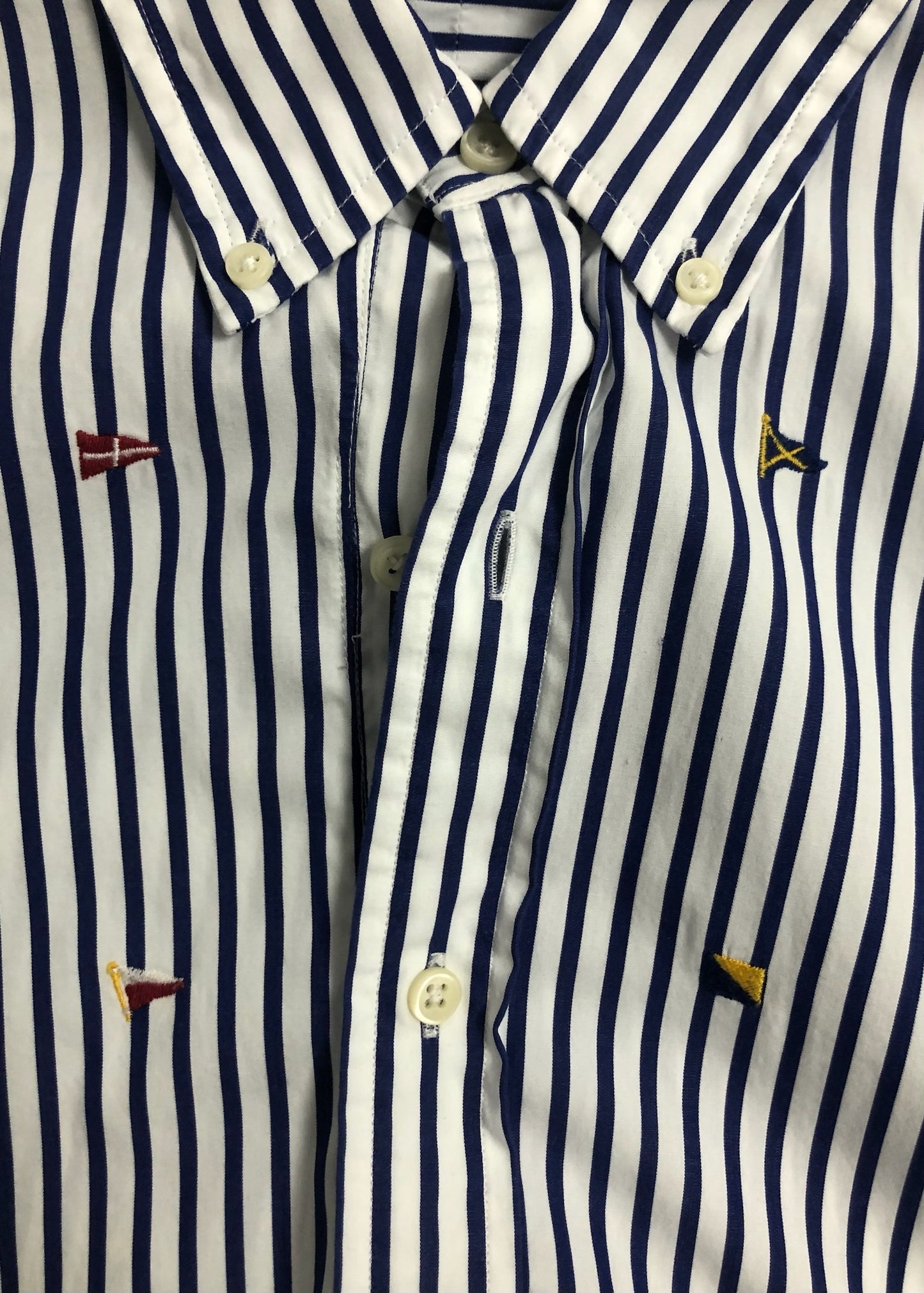 Camisa de botones Polo Ralph Lauren 🏇🏼 color blanco de rayas azul navy con logo de banderas Talla L Entalle Regular (ver descripción)