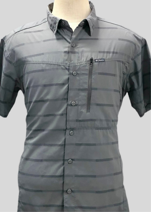 Camisa Columbia 🔹Color gris con patrón de rayas en gris oscuro Manga corta Talla L