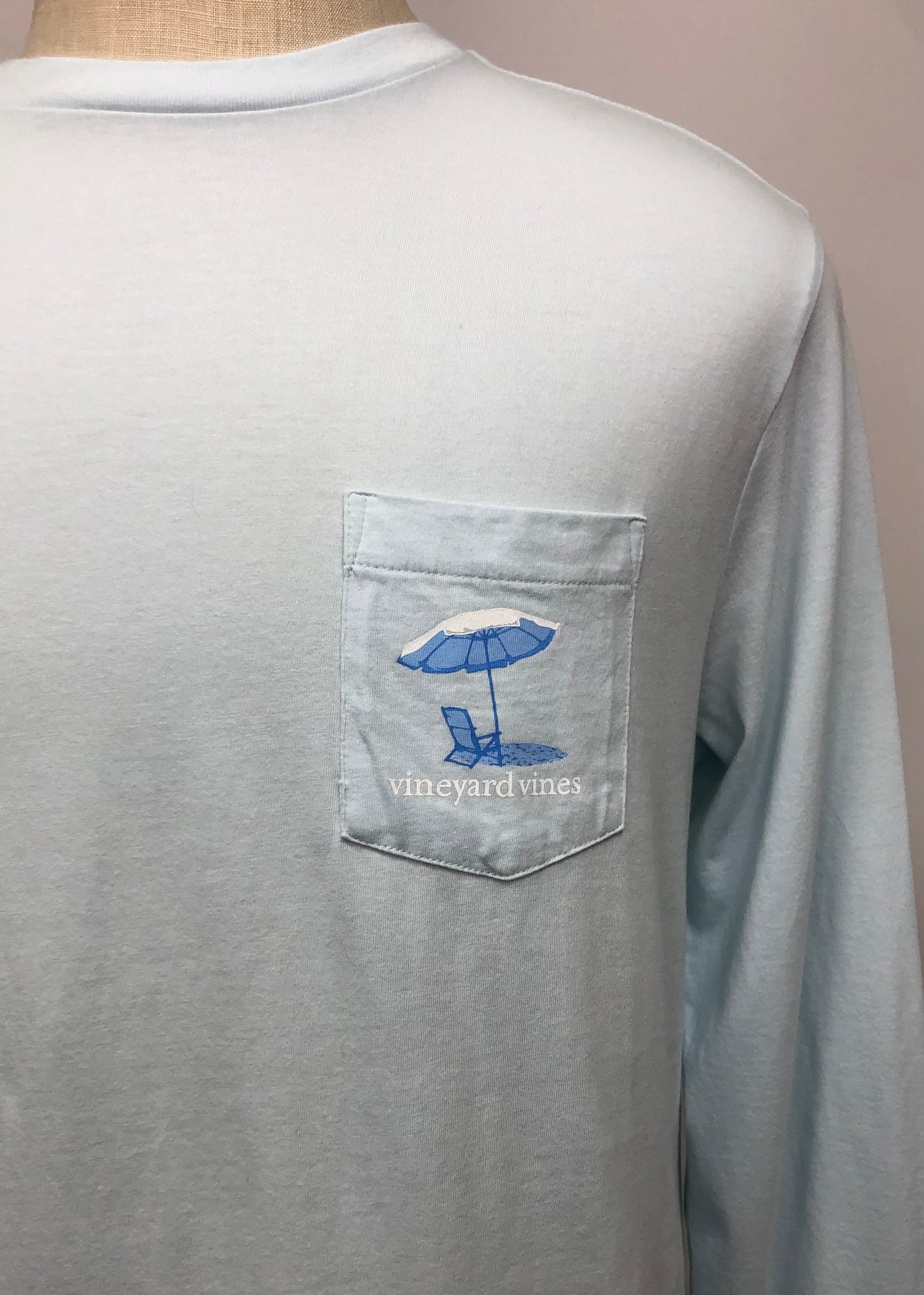 Camiseta cuello redondo Vineyard Vines 🐳 color celeste claro con Diseño de Paraguas en bolsillo Talla Medium