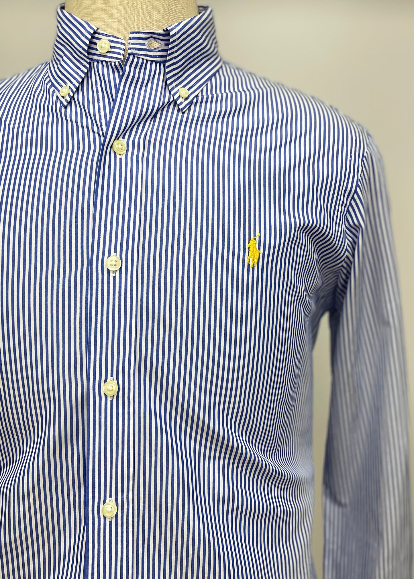 Camisa Polo Ralph Lauren 🏇🏼 color blanco con rayas finas en color azul Talla L Entalle Clásico