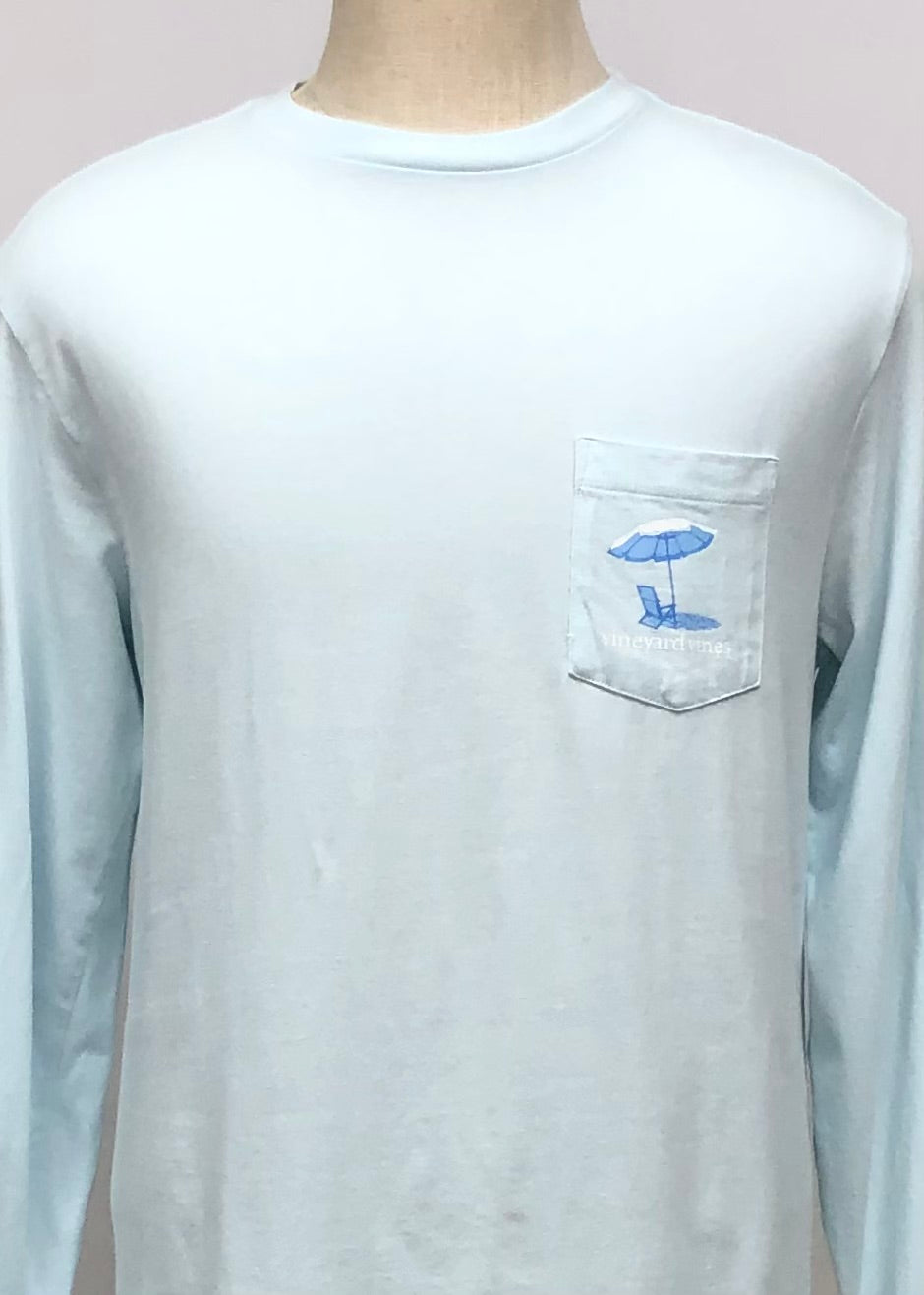 Camiseta cuello redondo Vineyard Vines 🐳 color celeste claro con Diseño de Paraguas en bolsillo Talla Medium