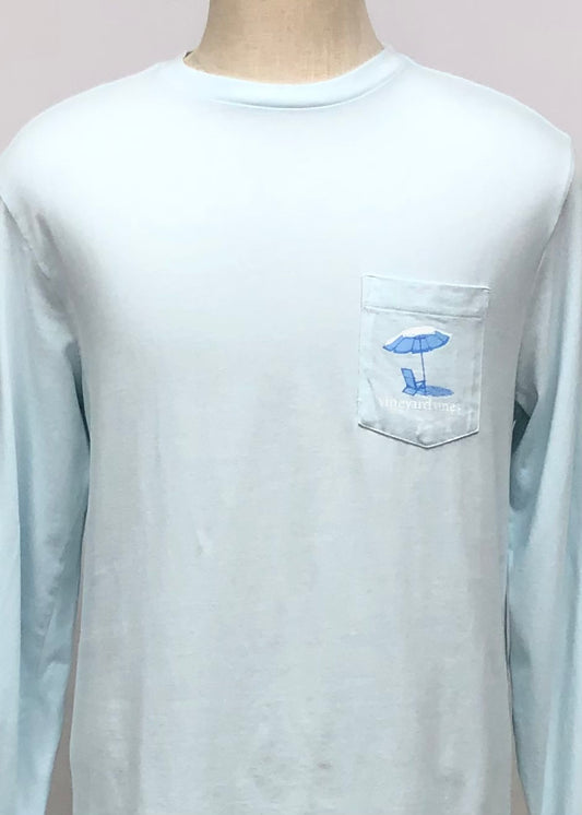 Camiseta cuello redondo Vineyard Vines 🐳 color celeste claro con Diseño de Paraguas en bolsillo Talla Medium