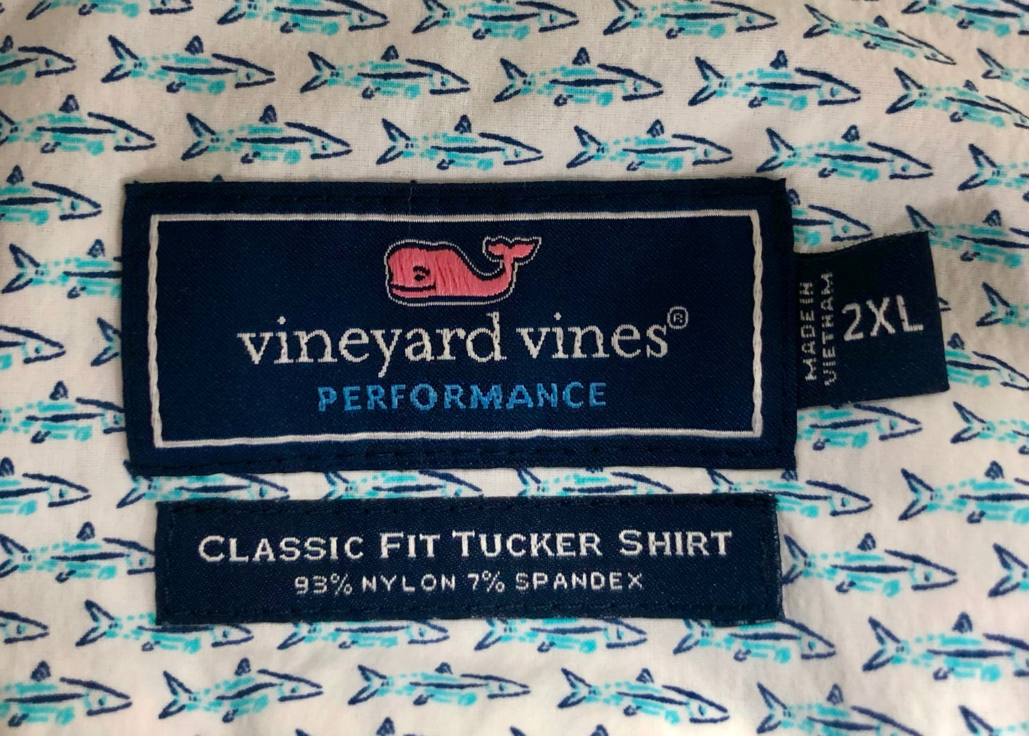 Camisa de botones Vineyard Vines 🐳 Performance color blanco con diseño de peces en color azul Talla XXL Entalle Clásico