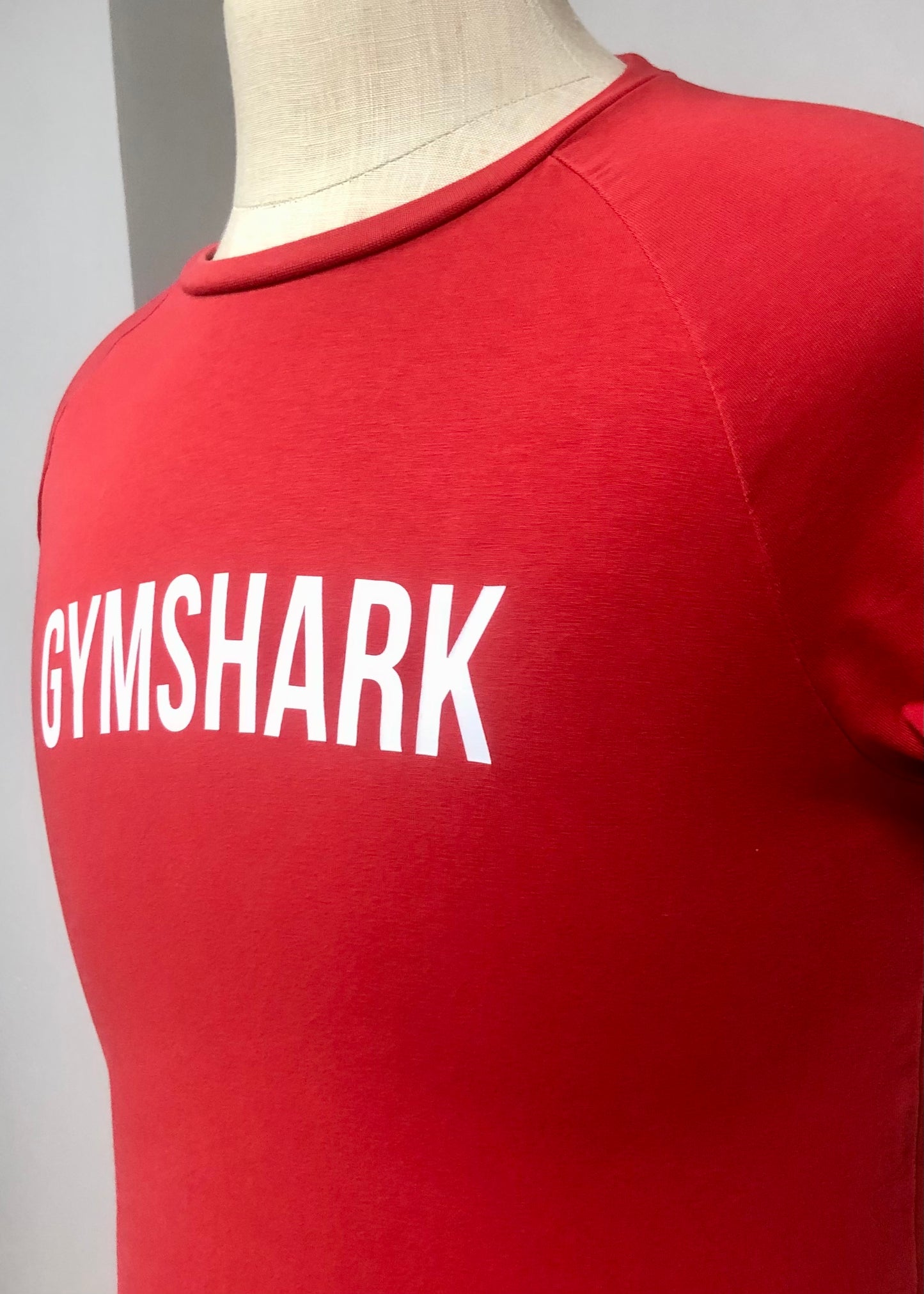 Camiseta de compresión Gymshark 🏋🏽 color rojo y logo en blanco Talla Small