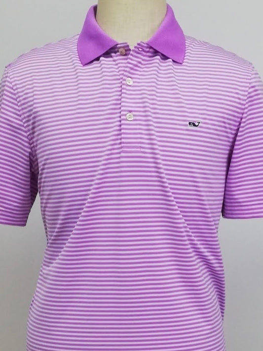 Camiseta Polo Vineyard Vines 🐳 Performance con patron de rayas en morado y blanco Talla M Entalle Regular