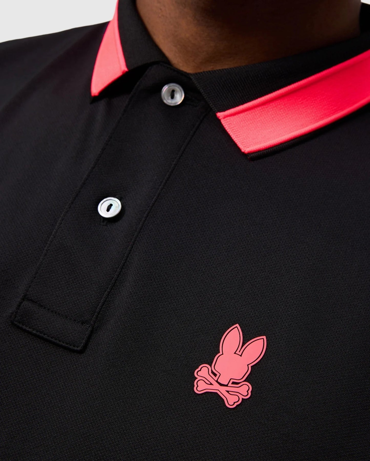 Camiseta Polo Psycho Bunny 🐰  Micro mesh en color negro y rosado con diseño de cuello Talla M Entalle Regular