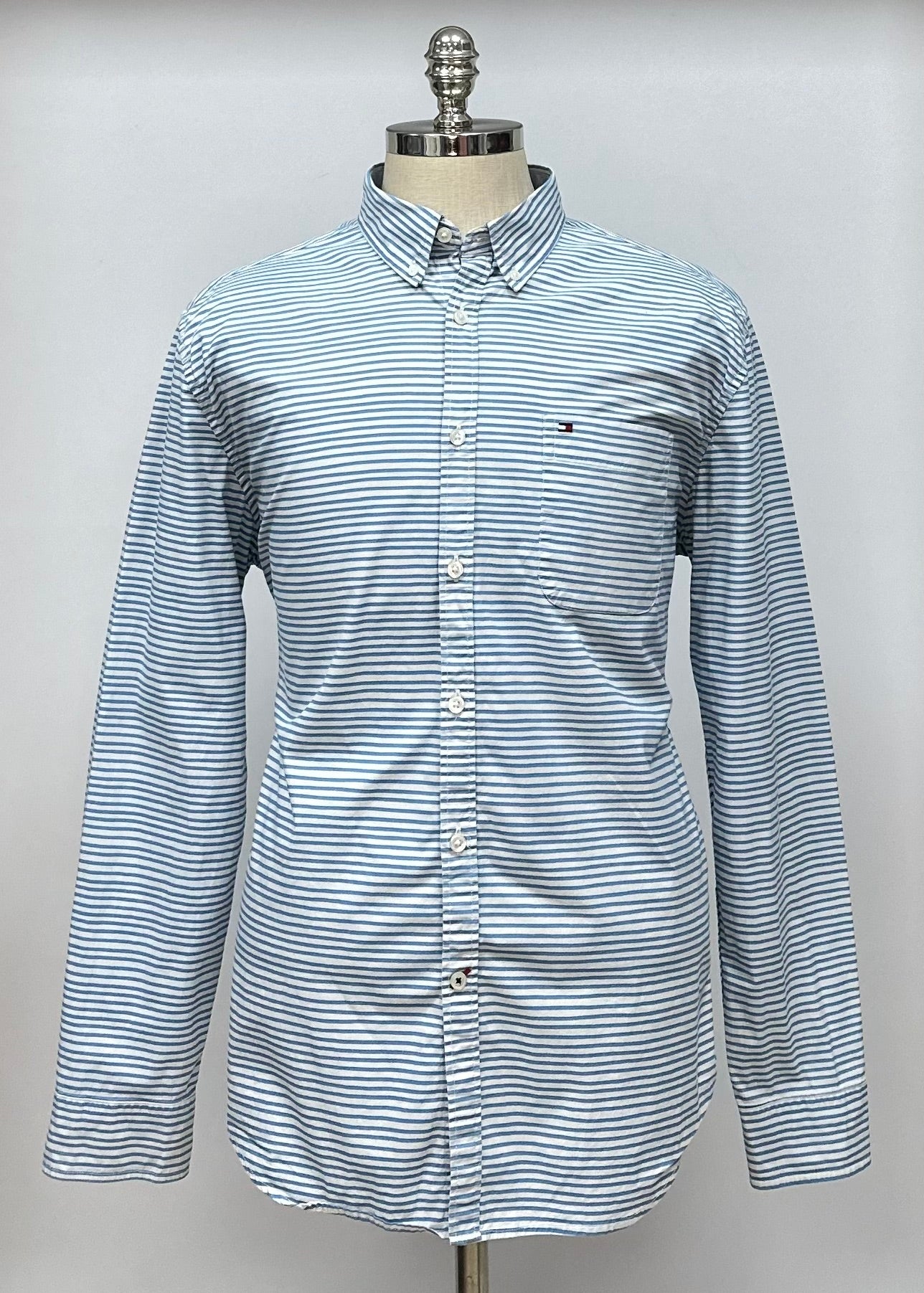 Camisa de botones Tommy Hilfiger 🇺🇸 en color blanco con rayas en color azul Talla XL Entalle Slim Fit (ver descripción)