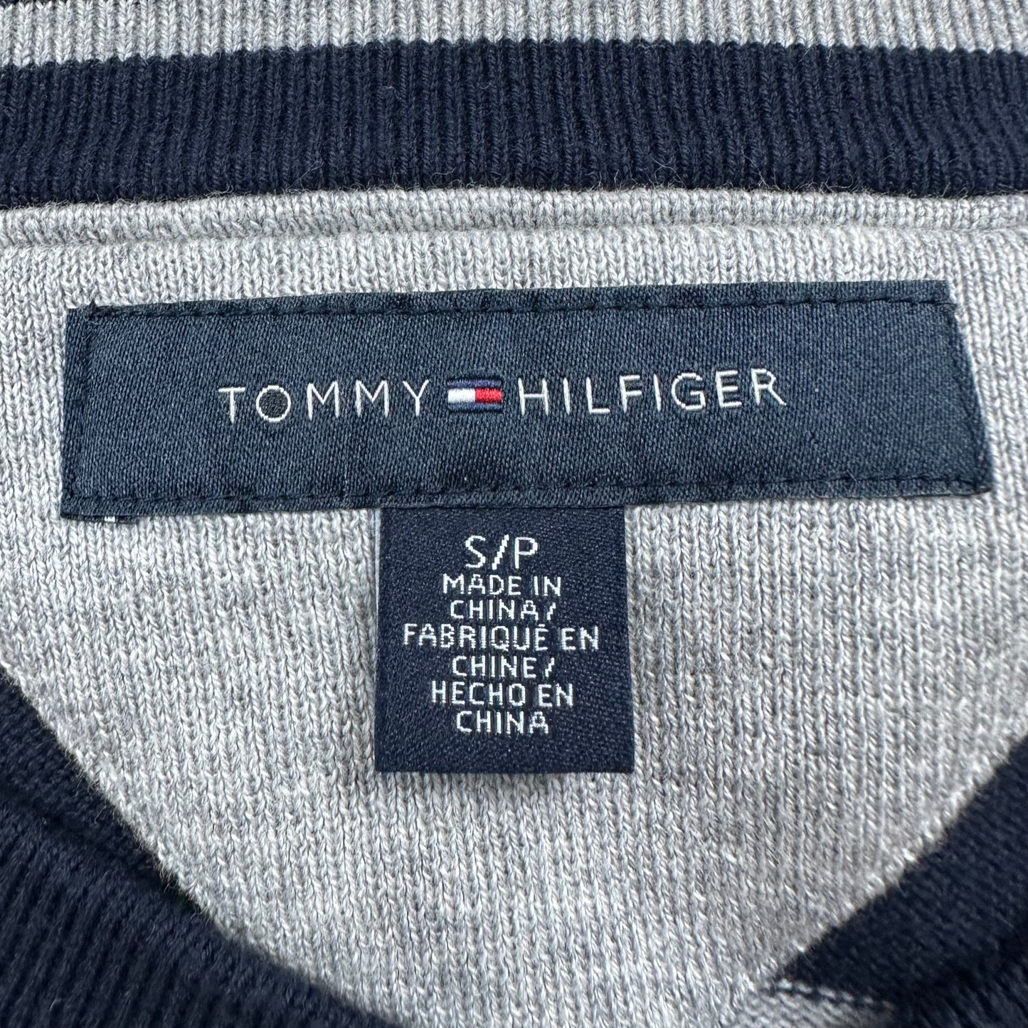 Sueter Jersey con cuello V Tommy Hilfiger 🇺🇸 color azul oscuro con rayas en color gris Talla S