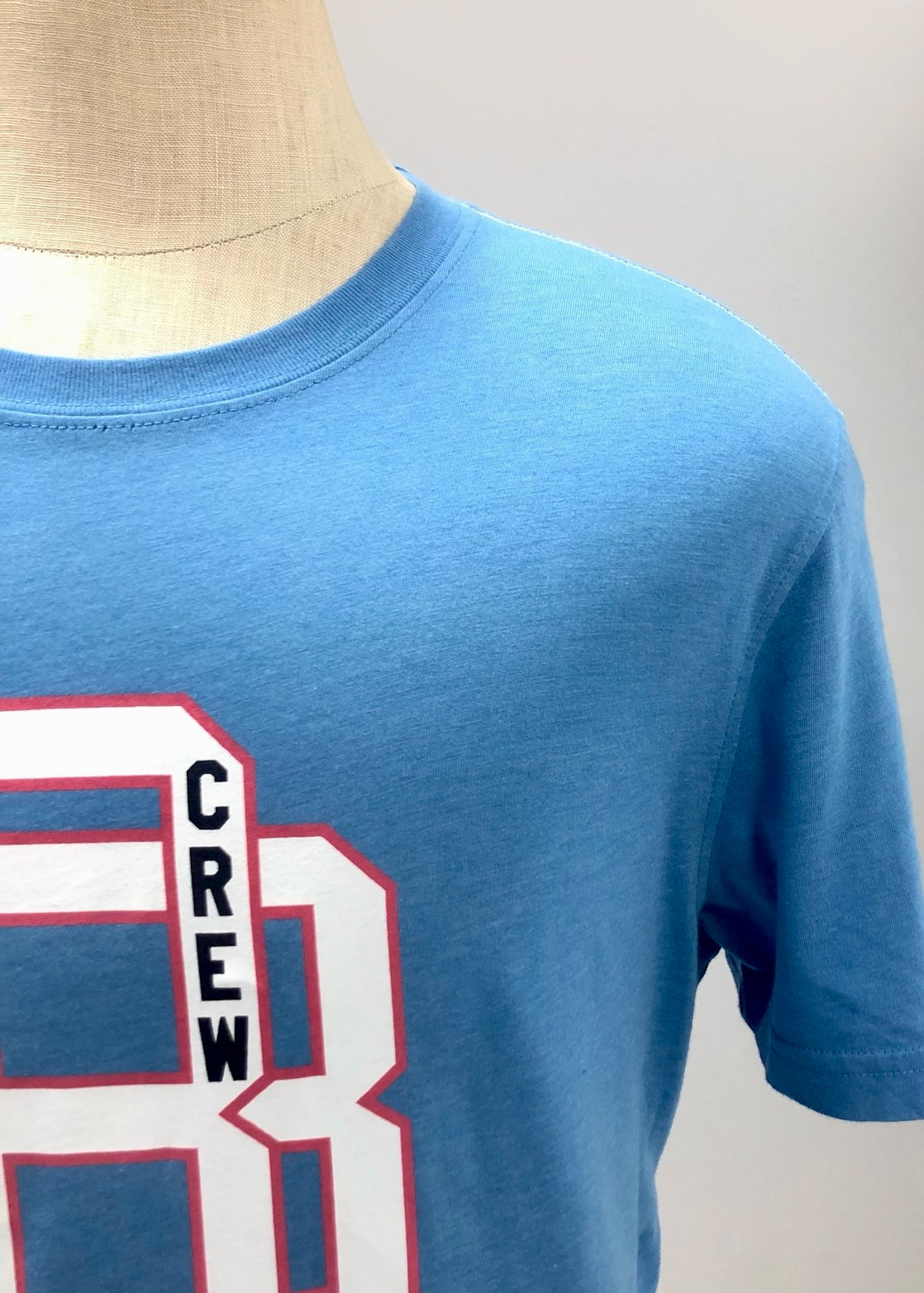 Camiseta cuello redondo Brooks Brothers 🐑 color celeste y diseño de logo universitario Talla L