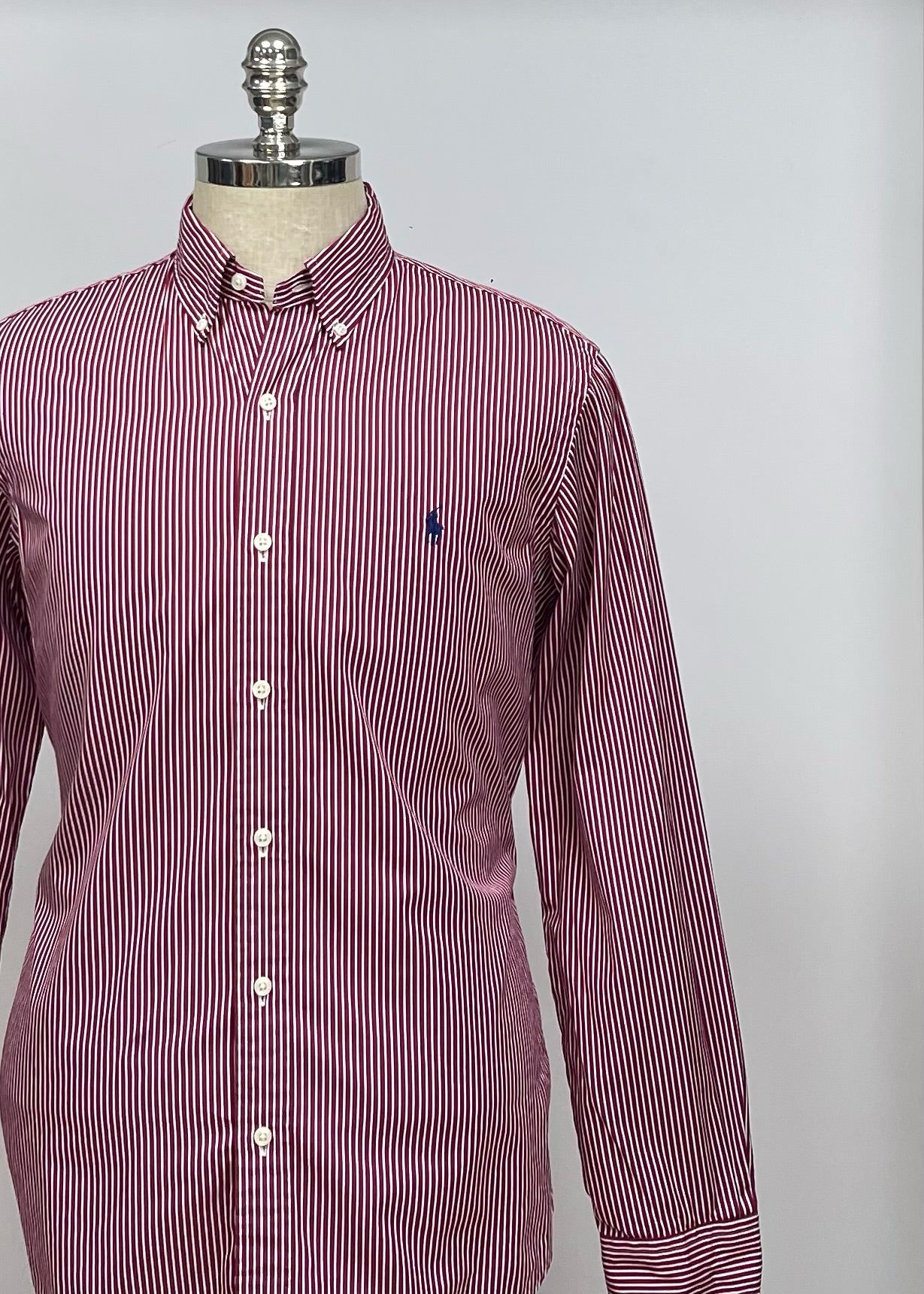 Camisa Polo Ralph Lauren 🏇🏼 con patron de rayas en color rojo oscuro y blanco Talla M Entalle Regular (ver descripción)