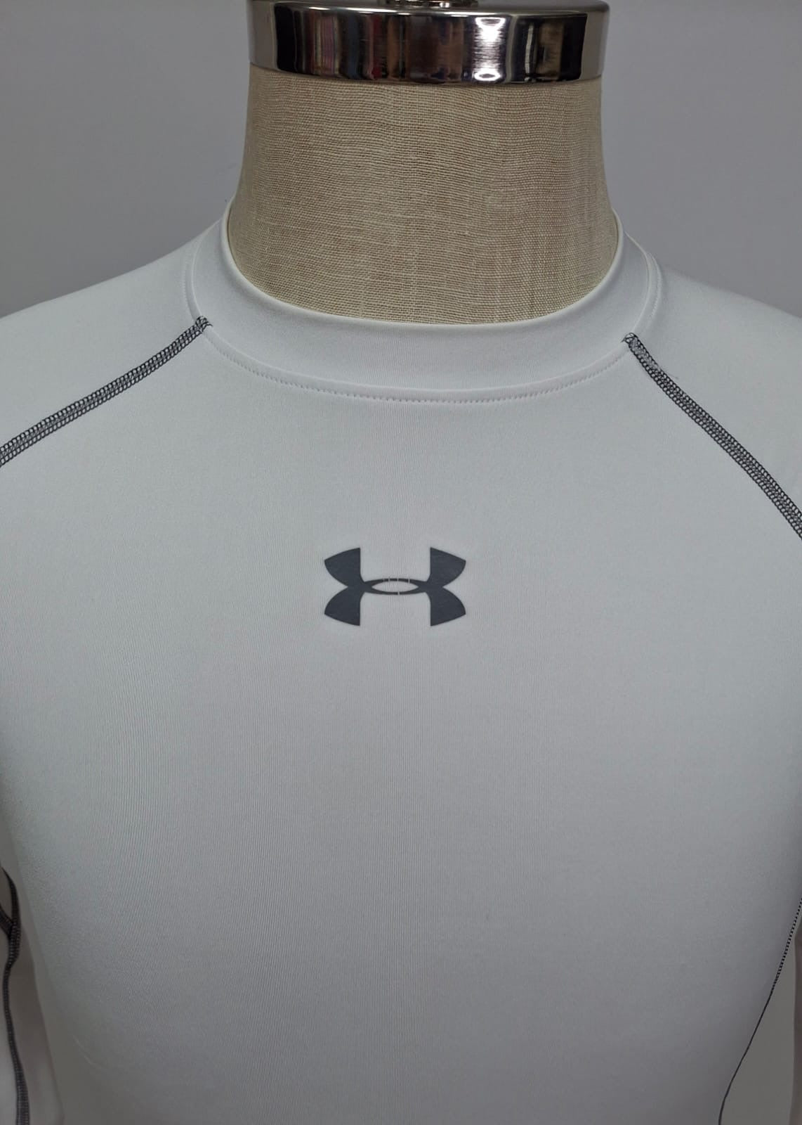 Camiseta de compresión Under Armour 🏋🏽 color blanco y logo en gris Talla Medium