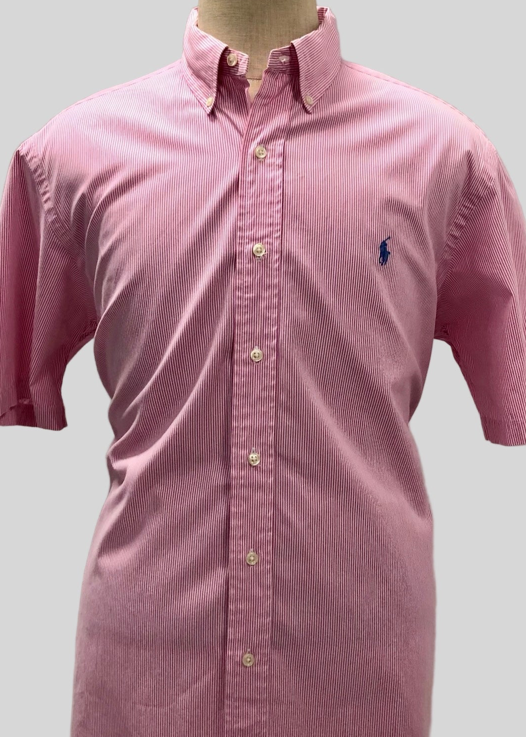 Camisa de botones Polo Ralph Lauren 🏇🏼 color blanco con patron de rayas finas en color rosado Talla L Entalle Clasico