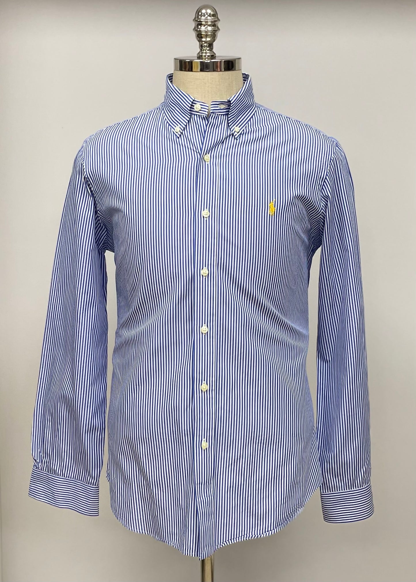Camisa Polo Ralph Lauren 🏇🏼 color blanco con rayas finas en color azul Talla L Entalle Clásico