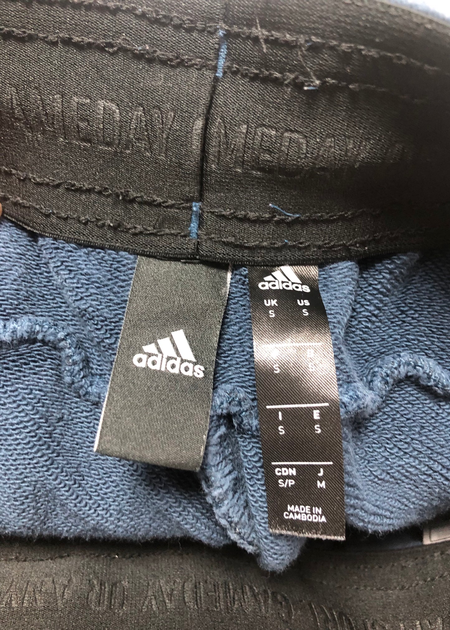 Short Lounge Adidas 🏃🏻‍♂️ color verde esmeralda con diseño con diseño de grafiti en negro talla S