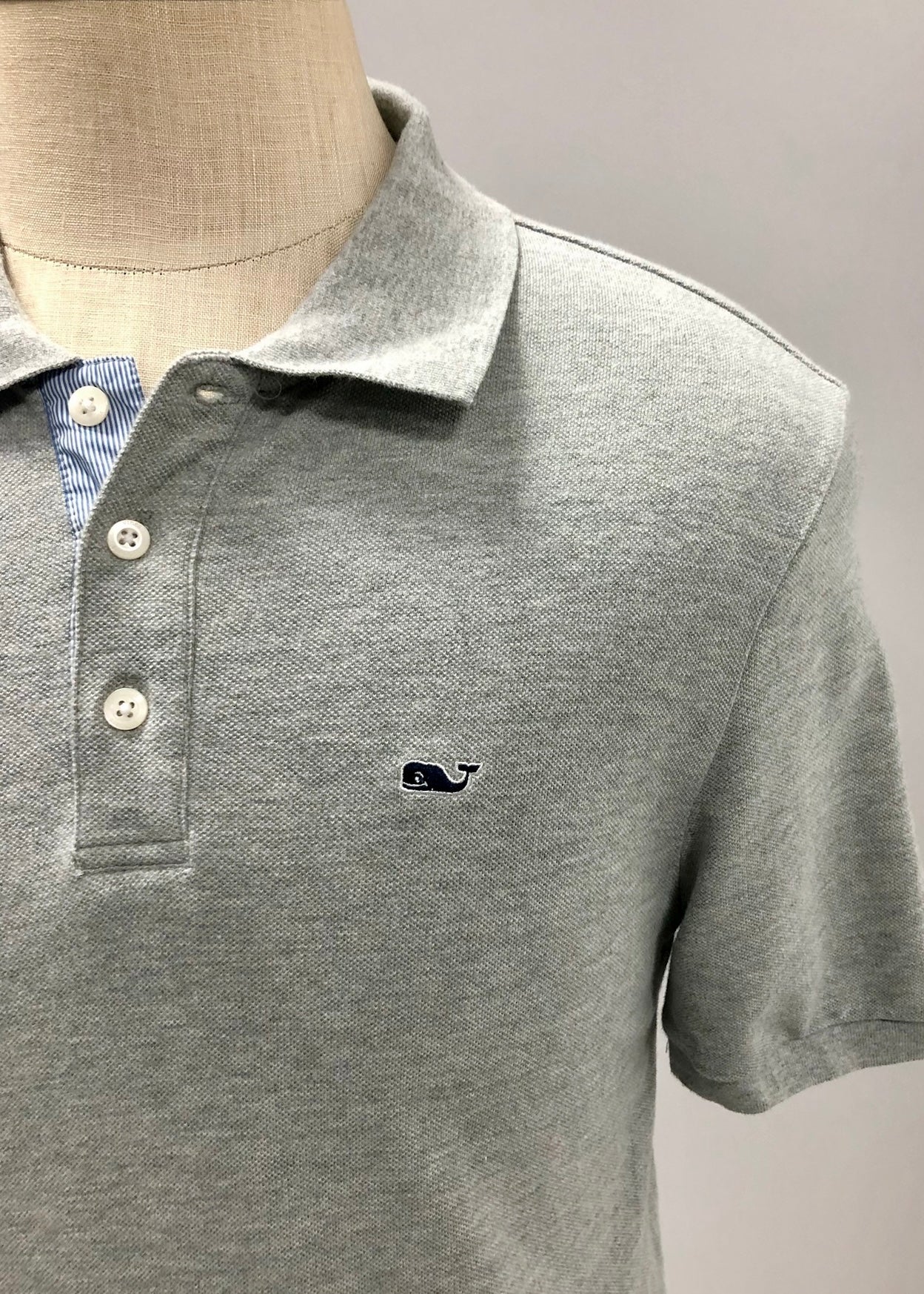 Camiseta Polo Vineyard Vines 🐳 Color gris claro Talla M Entalle Regular