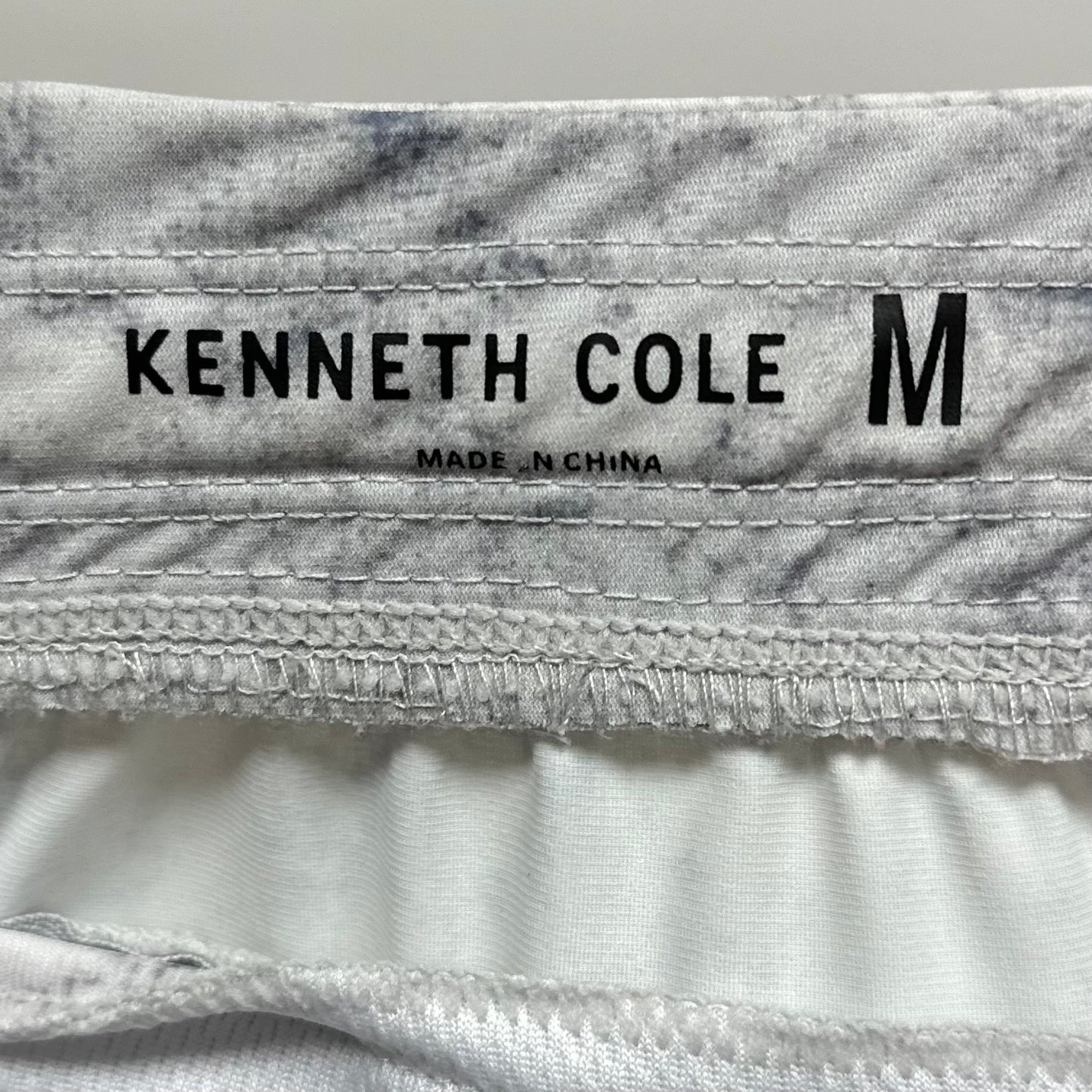 Short Deportivo Kenneth Cole 🏃🏻‍♂️ Tela performance color blanco con degradado en gris oscuro talla M